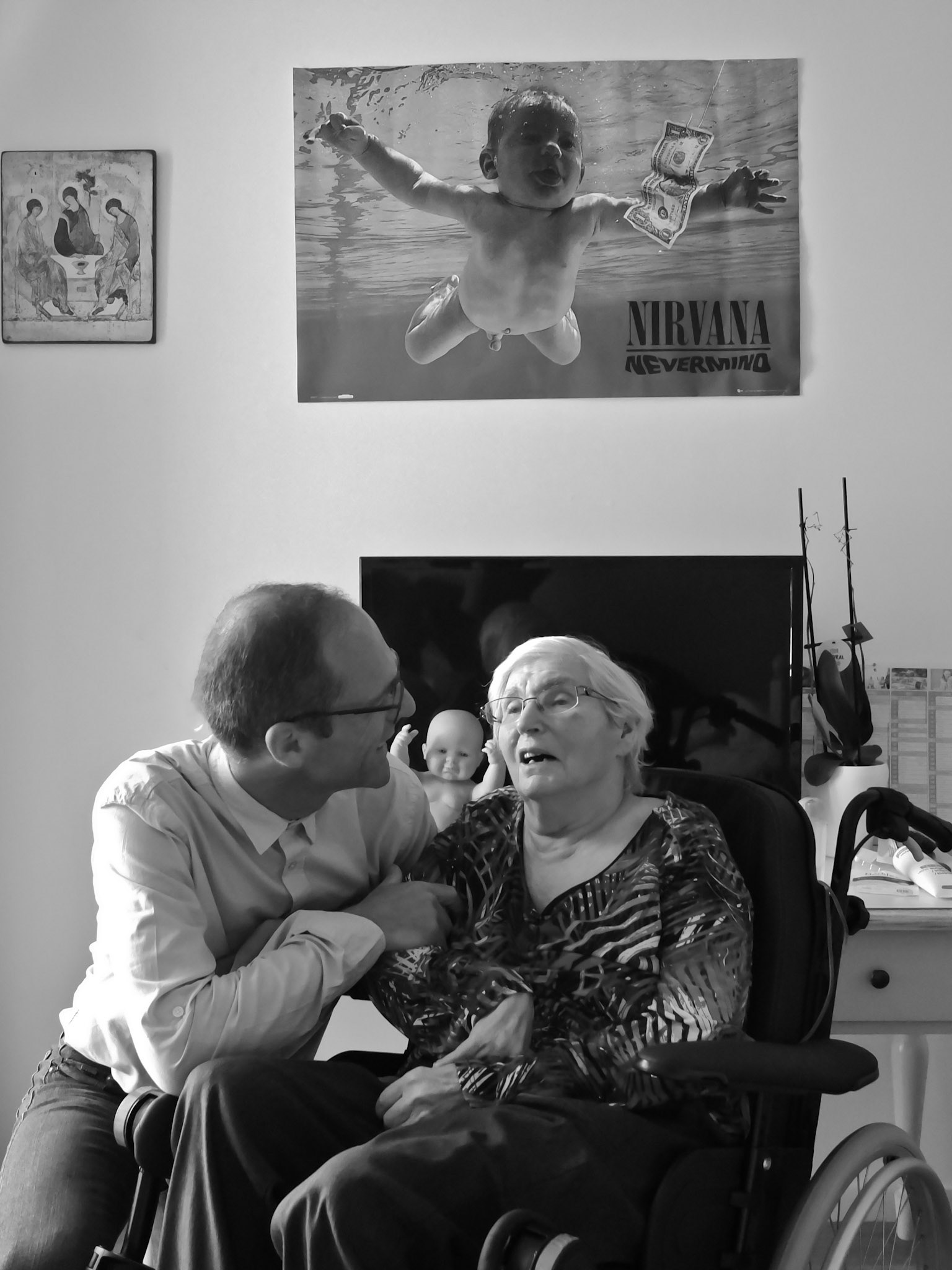 Suite à un AVC, Anne vit en maison de retraite. Son fils lui rend visite.