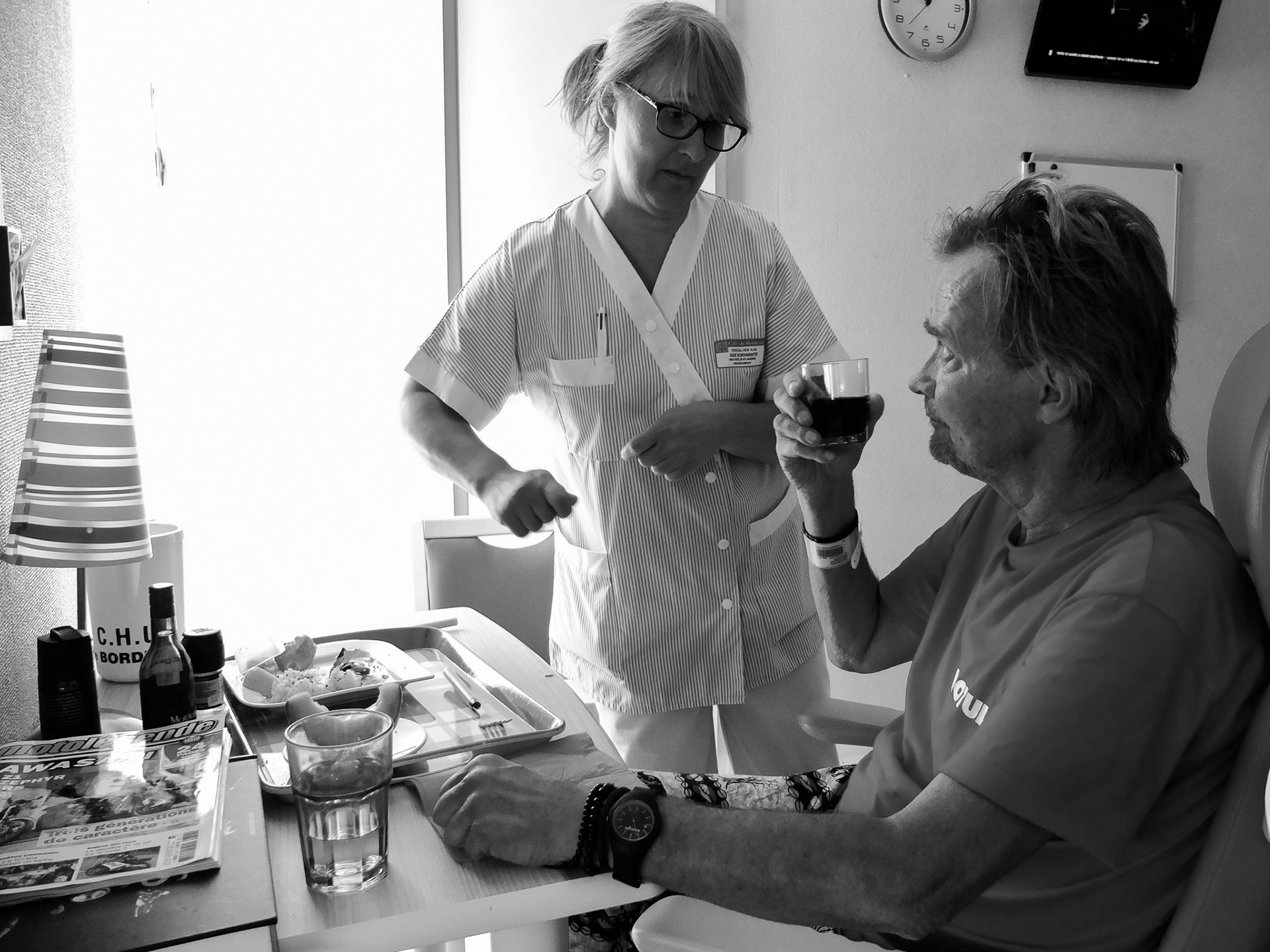 Johnny vit seul. Il préfère finir ces jours à USP en étant entouré. L'infirmière lui a proposé un verre de vin de la cave du service pour son déjeuner.
