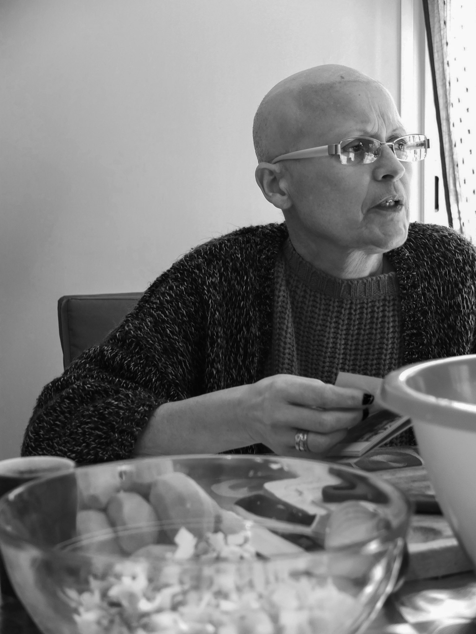 Mme G. est en rémission. Elle épluche ses légumes et parle de sa famille.