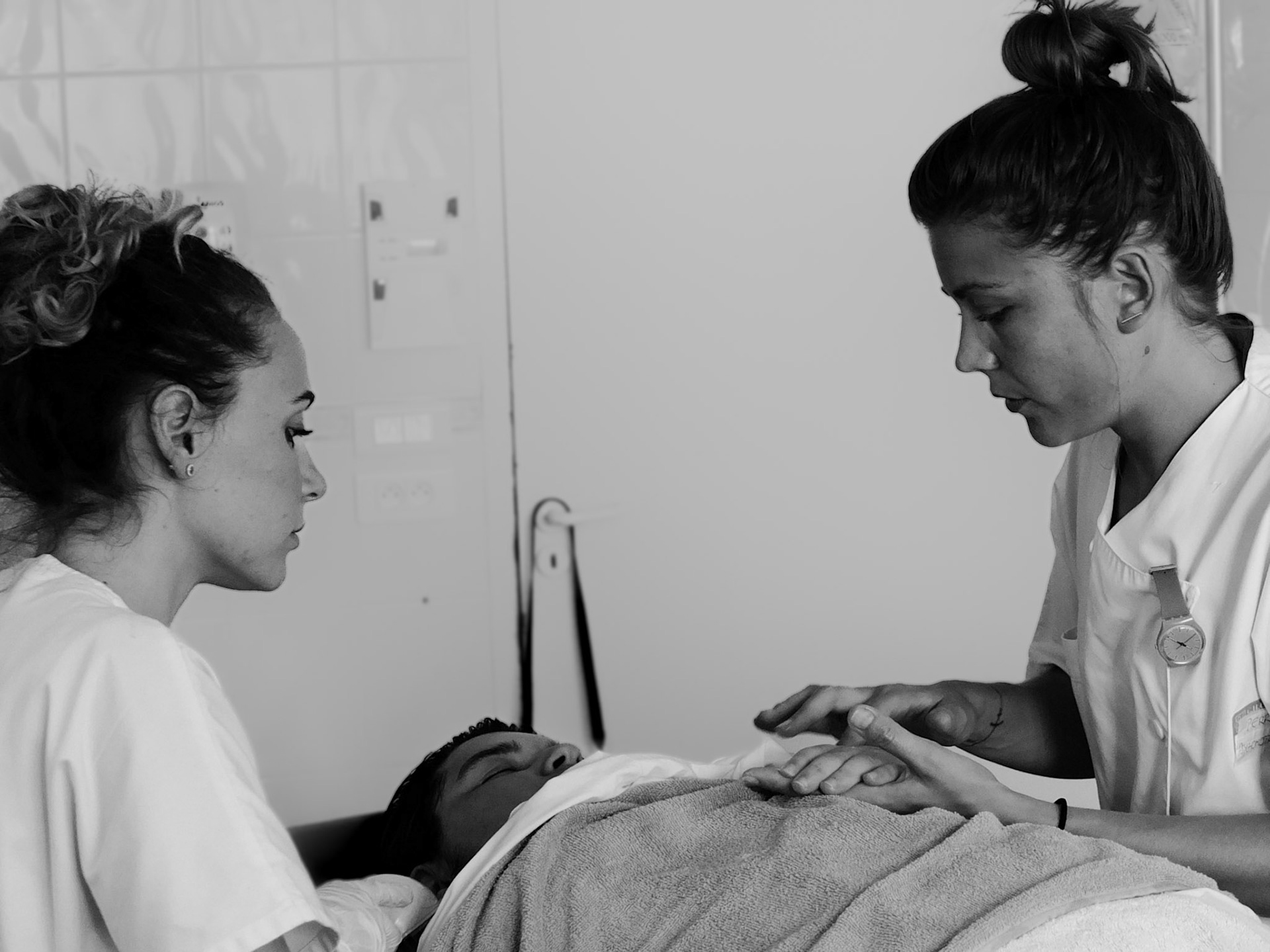 Dans l'unité de soins palliatifs de l'hopital saint andré, des soins balnéothérapie sont proposés. Une ergothérapeute et sa stagiaire sont au travail. Sophie, enveloppée dans un drap est complètement détendue.