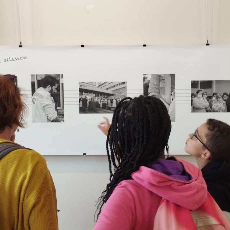 Classe de CM1 devant la fresque "Minute de silence" au festival des Arts Actuels - Oléron 2023