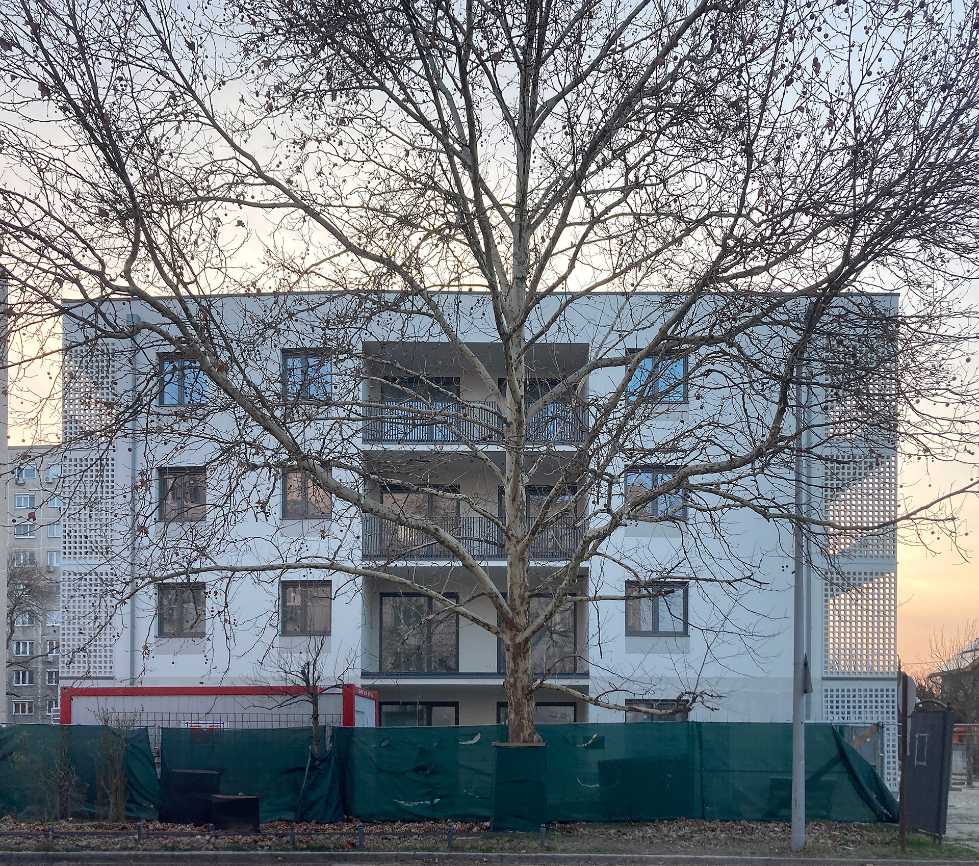 Csorbai utcai társasház kivitelezés közben – utcai homlokzat, Budapest XI. kerület