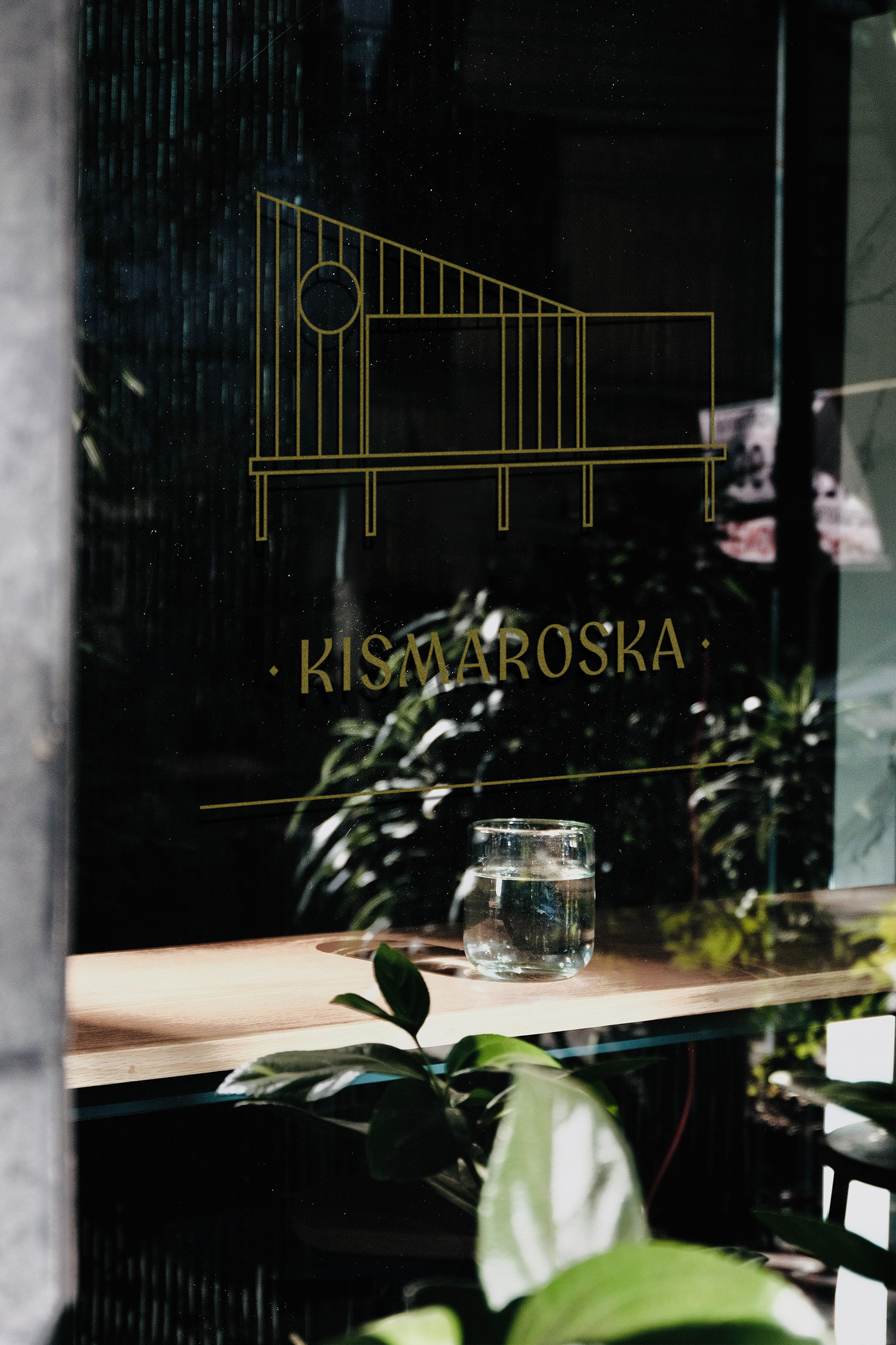 Kismaroska kabinház grafikai arculata – épületsziluett és logó
