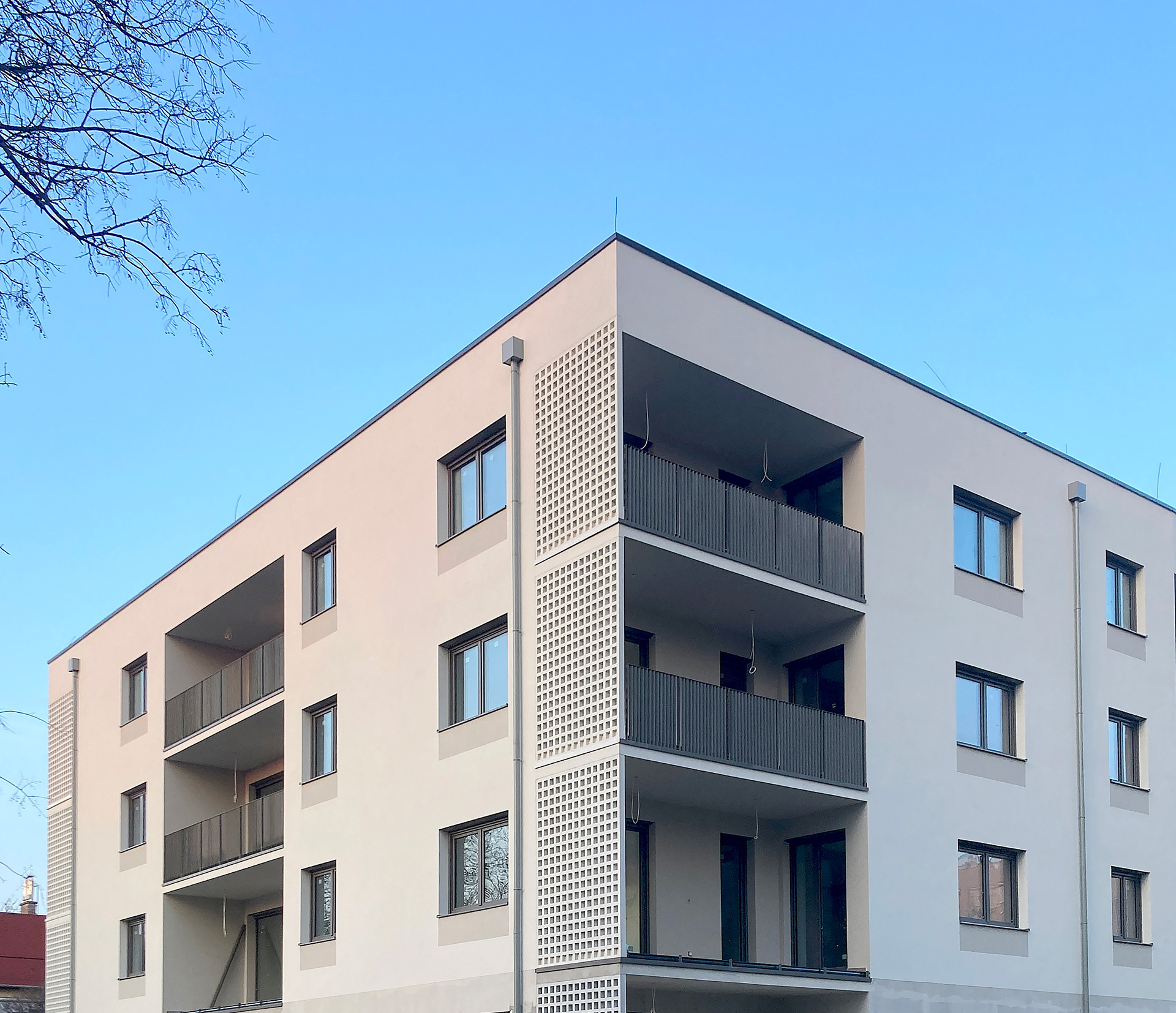 Csorbai utcai 32 lakásos társasház elkészült homlokzata és erkélyei
