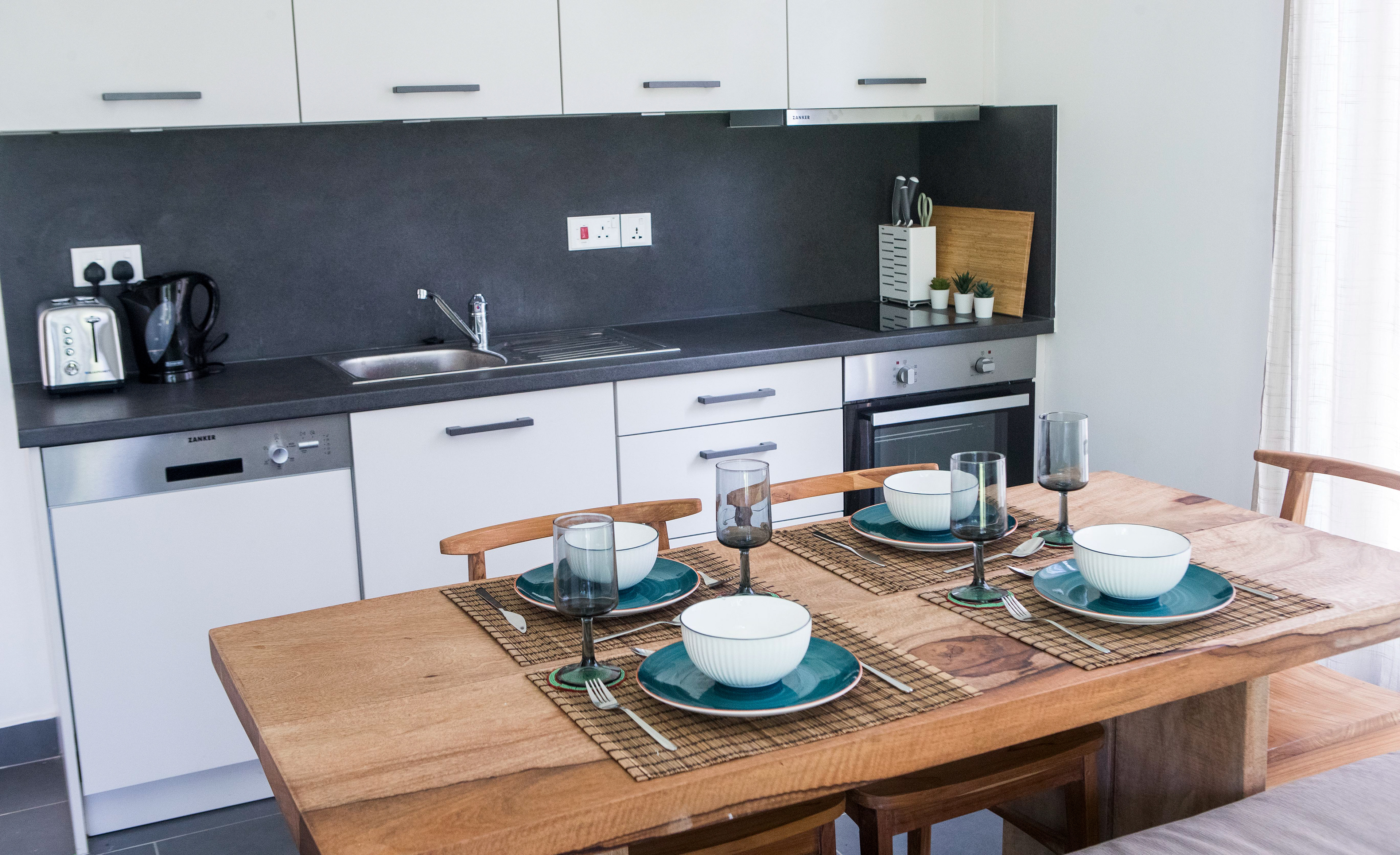 There's a full-equipped kitchen and dining area