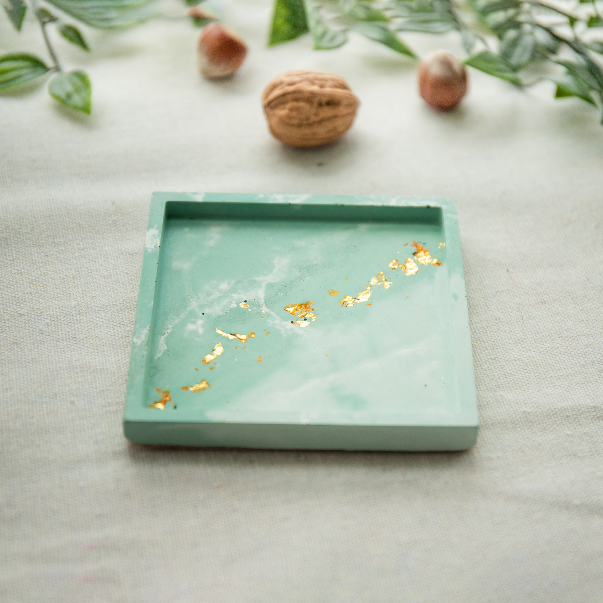 Mer des Caraïbes: Pièce carrée 10cm X 10cm, béton teinté dans la masse avec reflet du soleil (feuille d'Or incrustée)
