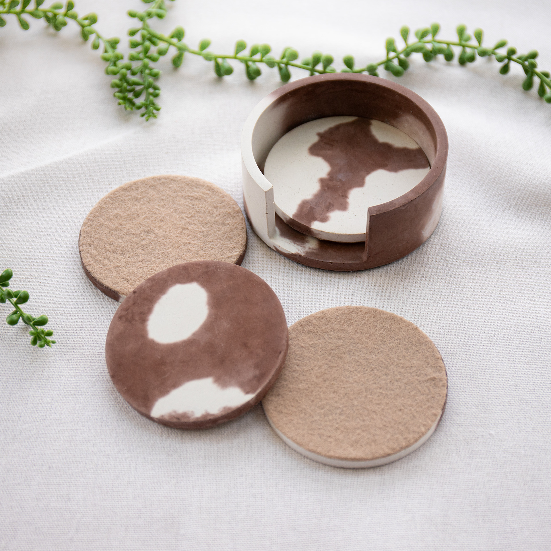 Rajout d'une feutrine beige claire pour protéger les meubles