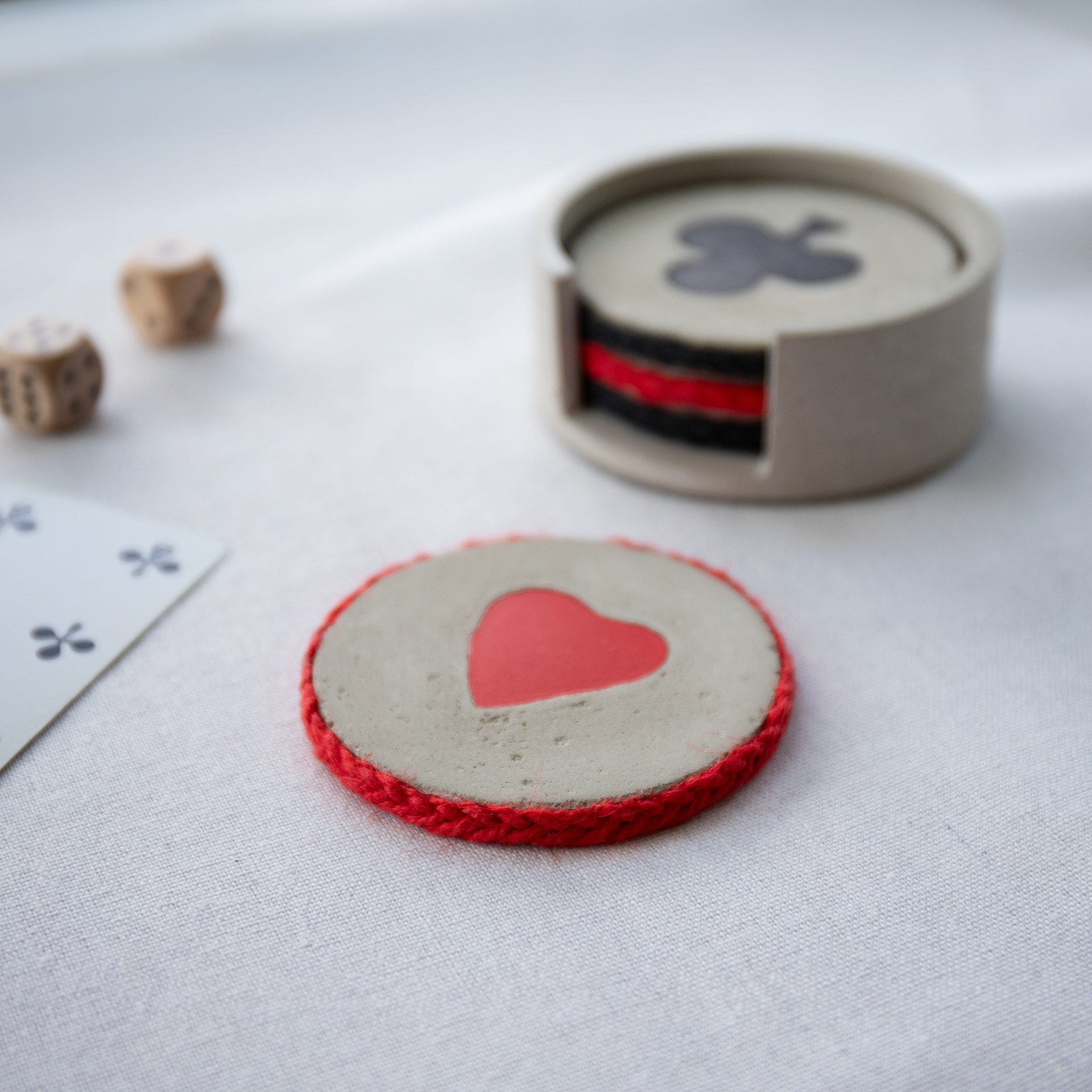 Faites vos jeux: dessous de verre en béton cerclé de corde de jute chanvre tressée