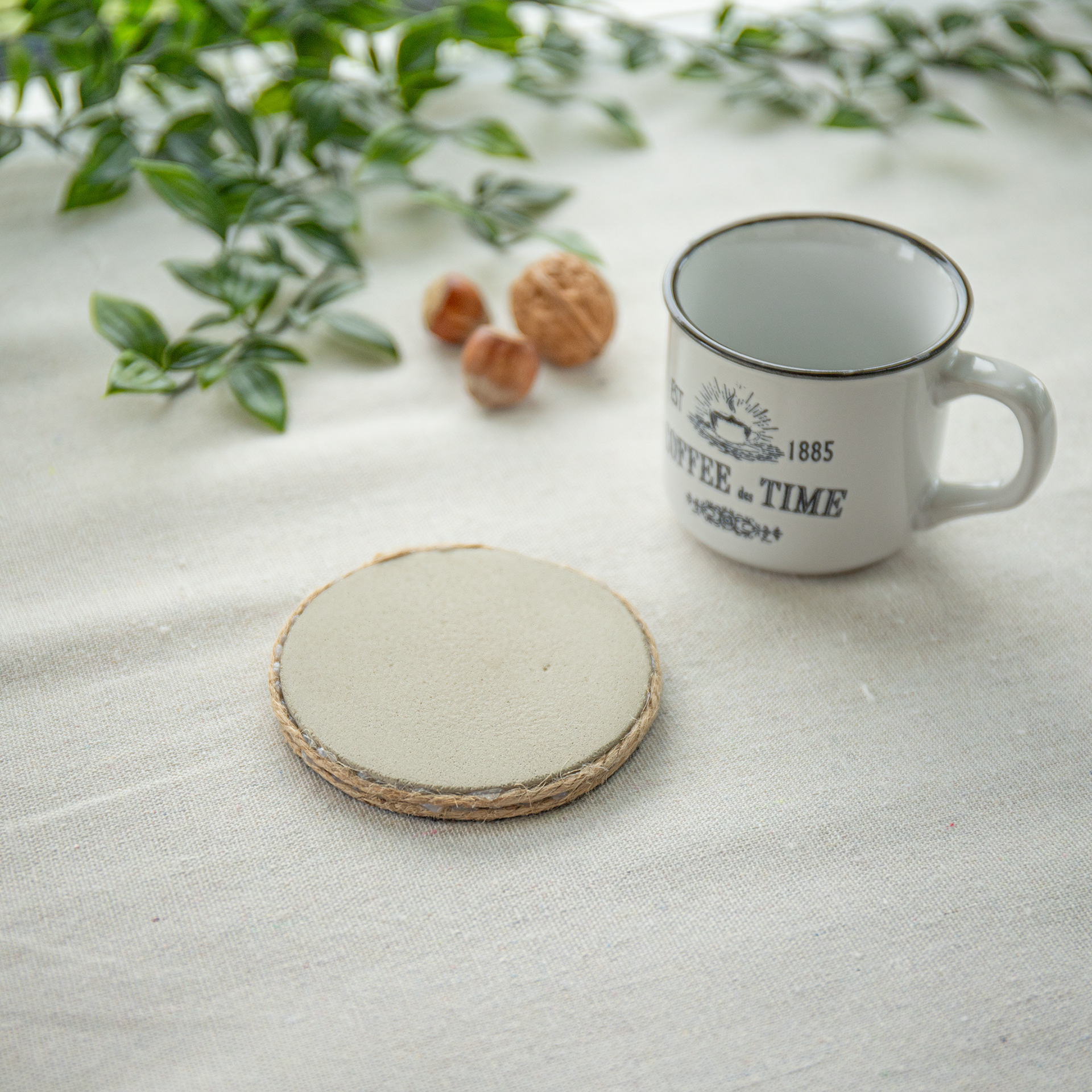 Trame Minérale: dessous de tasse Ø 9 cm cerclée de corde de jute