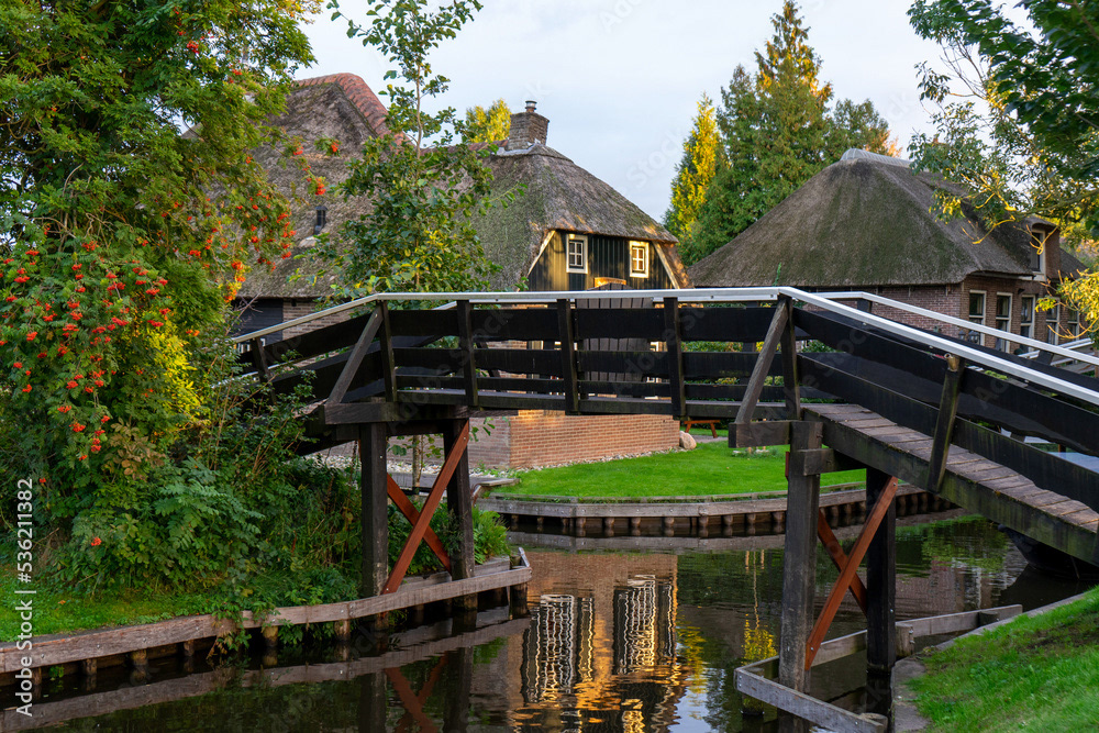 Eën van vele bruggen in het dorp