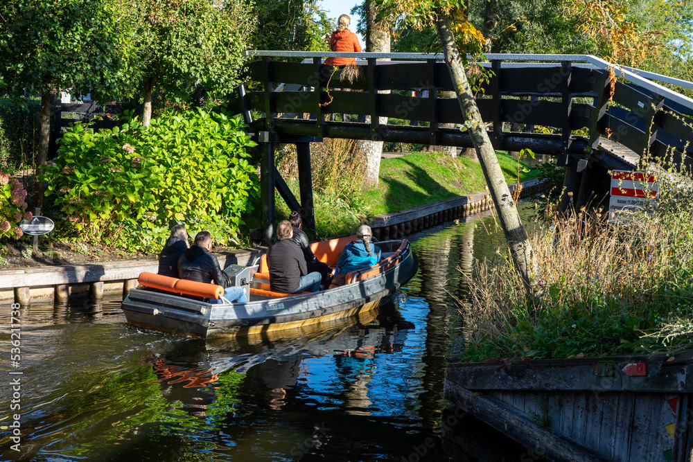 Toeristen in een bootje door het kanaal