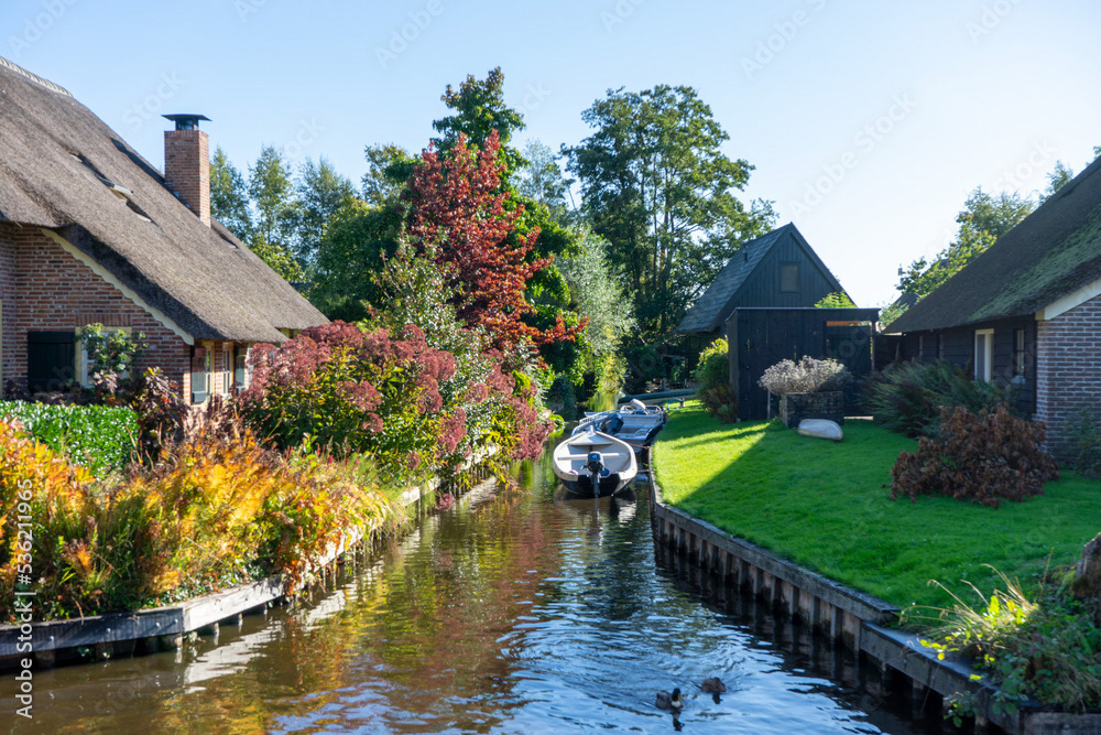 Woningen aan het kanaal met boten