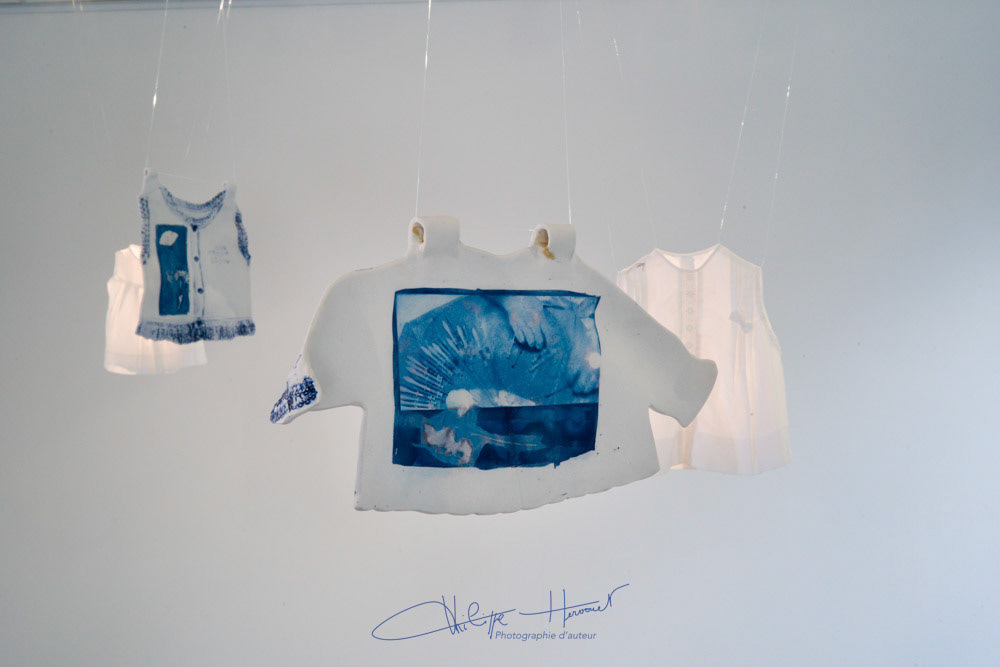 Sous la caresse du vent, vêtements de porcelaine