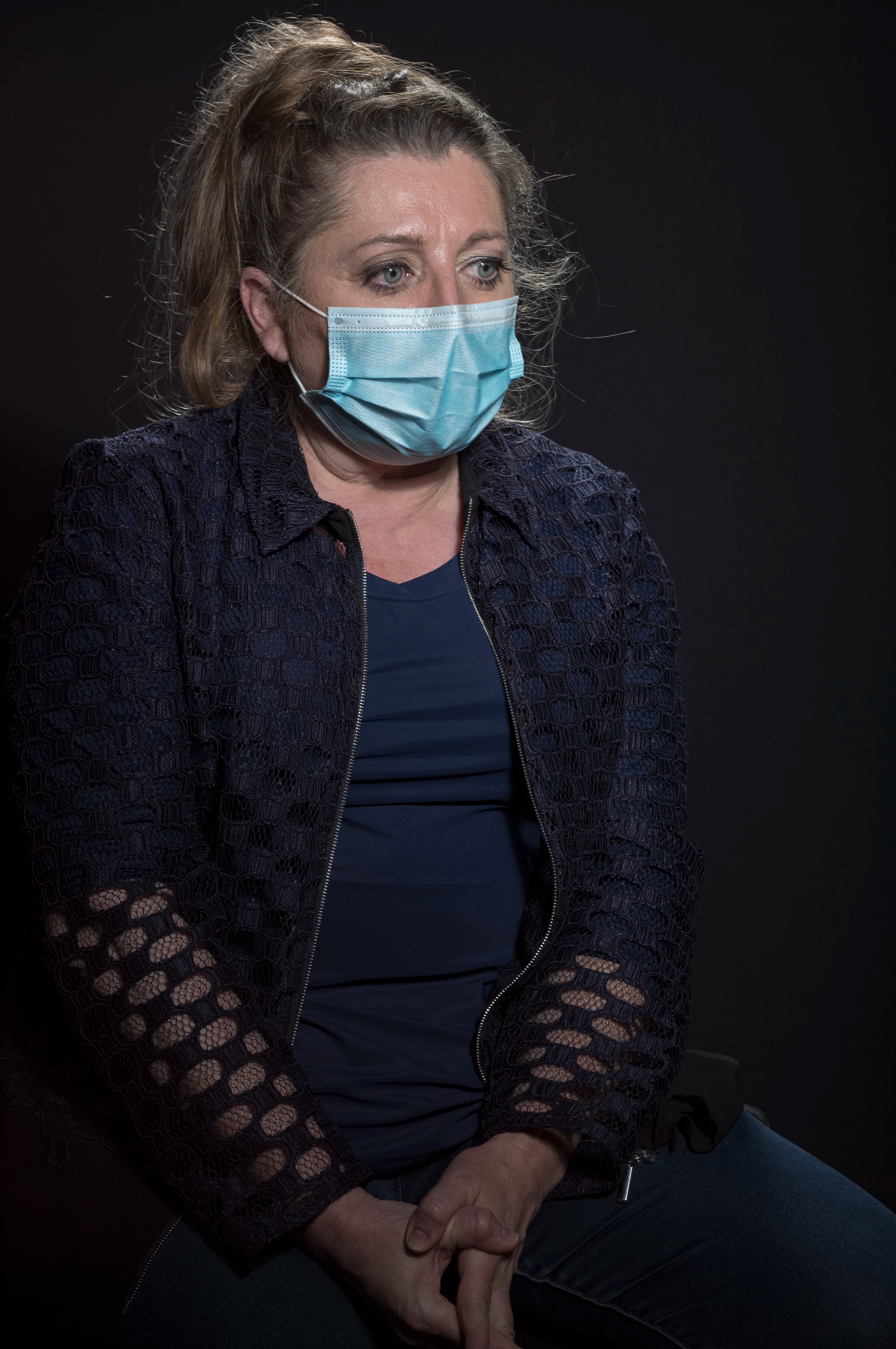 Au début c'était très violent, pas d'informations, nous étions isolés. Beaucoup cherchaient du matériel. Au niveau des patients, certains avaient peur de nous, mais on avait peur aussi. Des familles ne comprenaient pas pourquoi on métait le masque, et elles ne voulaient pas nous laisser rentrer.