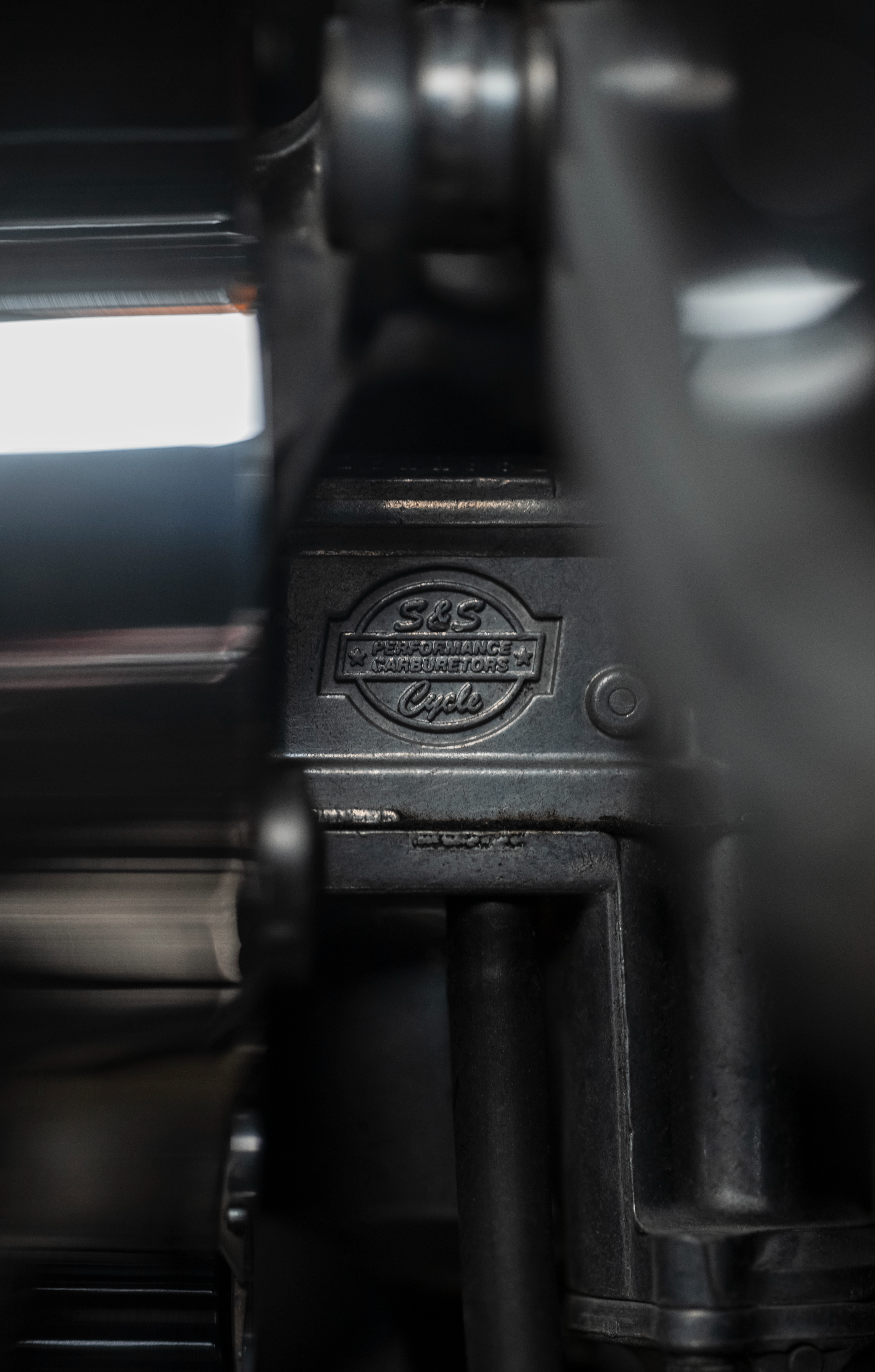 Aperçu d'un carburateur de marque S&S, installé sur une Harley Davidson.