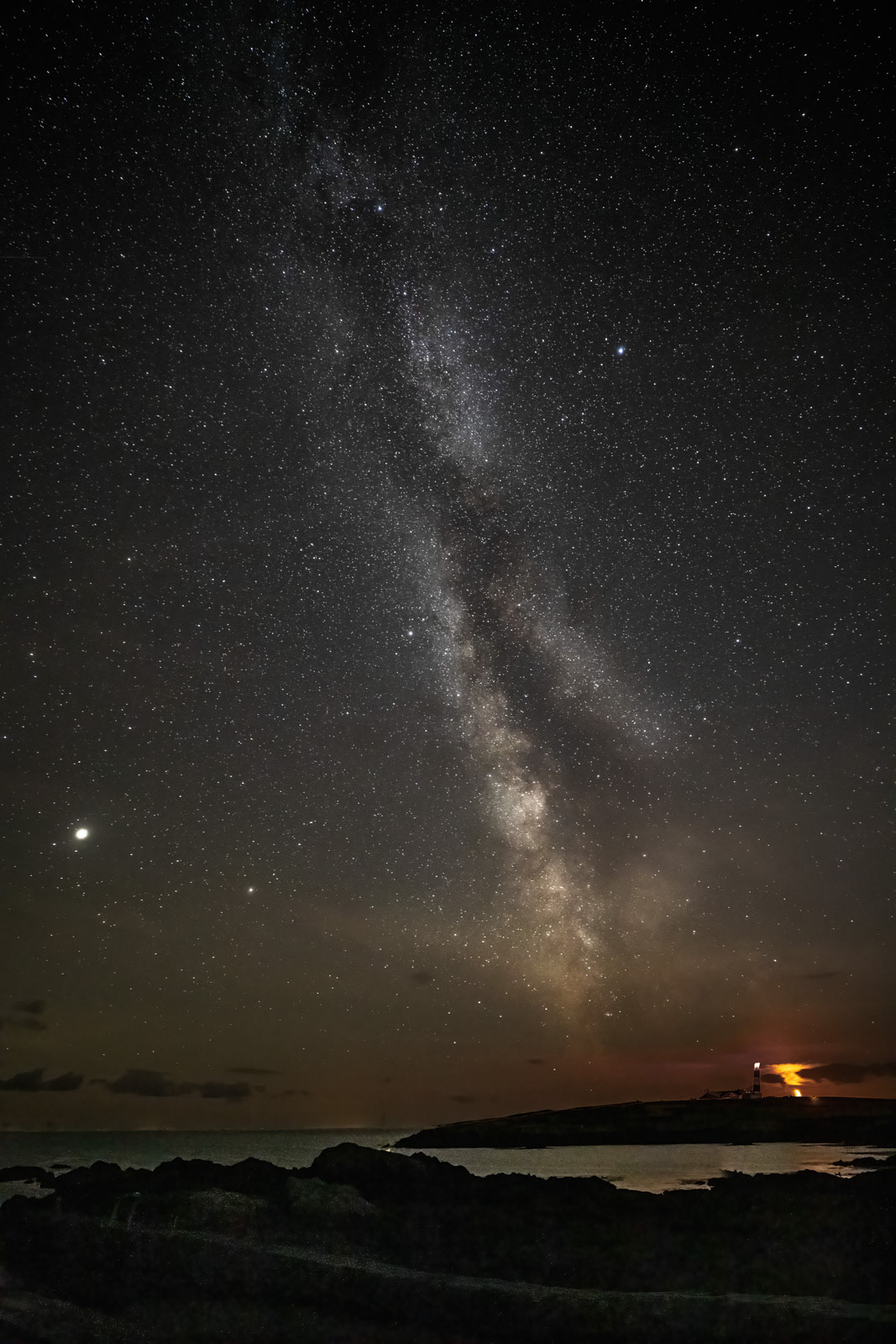 10th Oct 21: The Moon setting under the Milky Way at 8.25 with Jupiter prominent in the left of the sky.