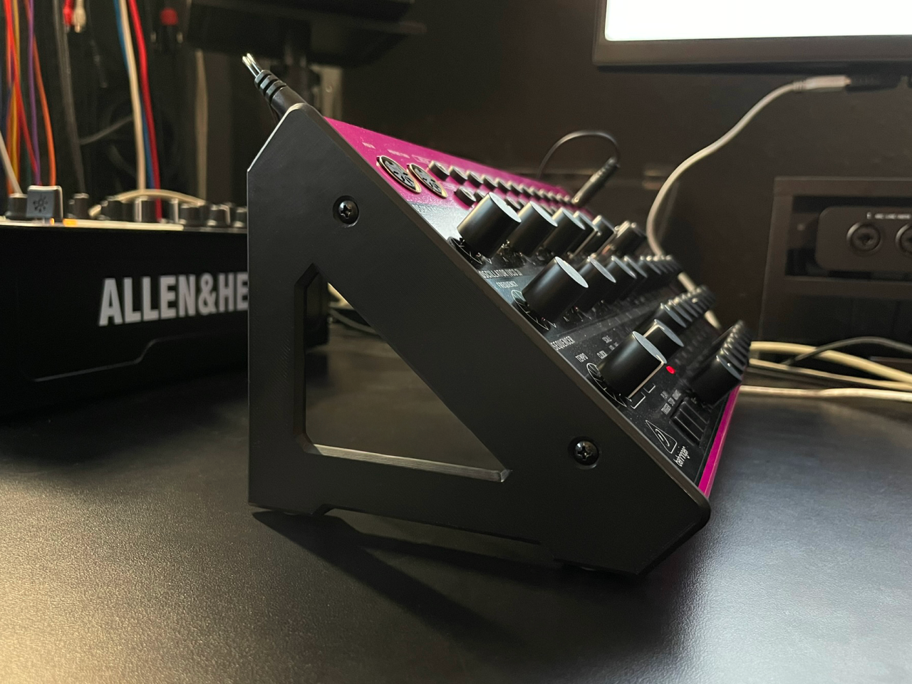 BEHRINGER EDGE DESK STAND