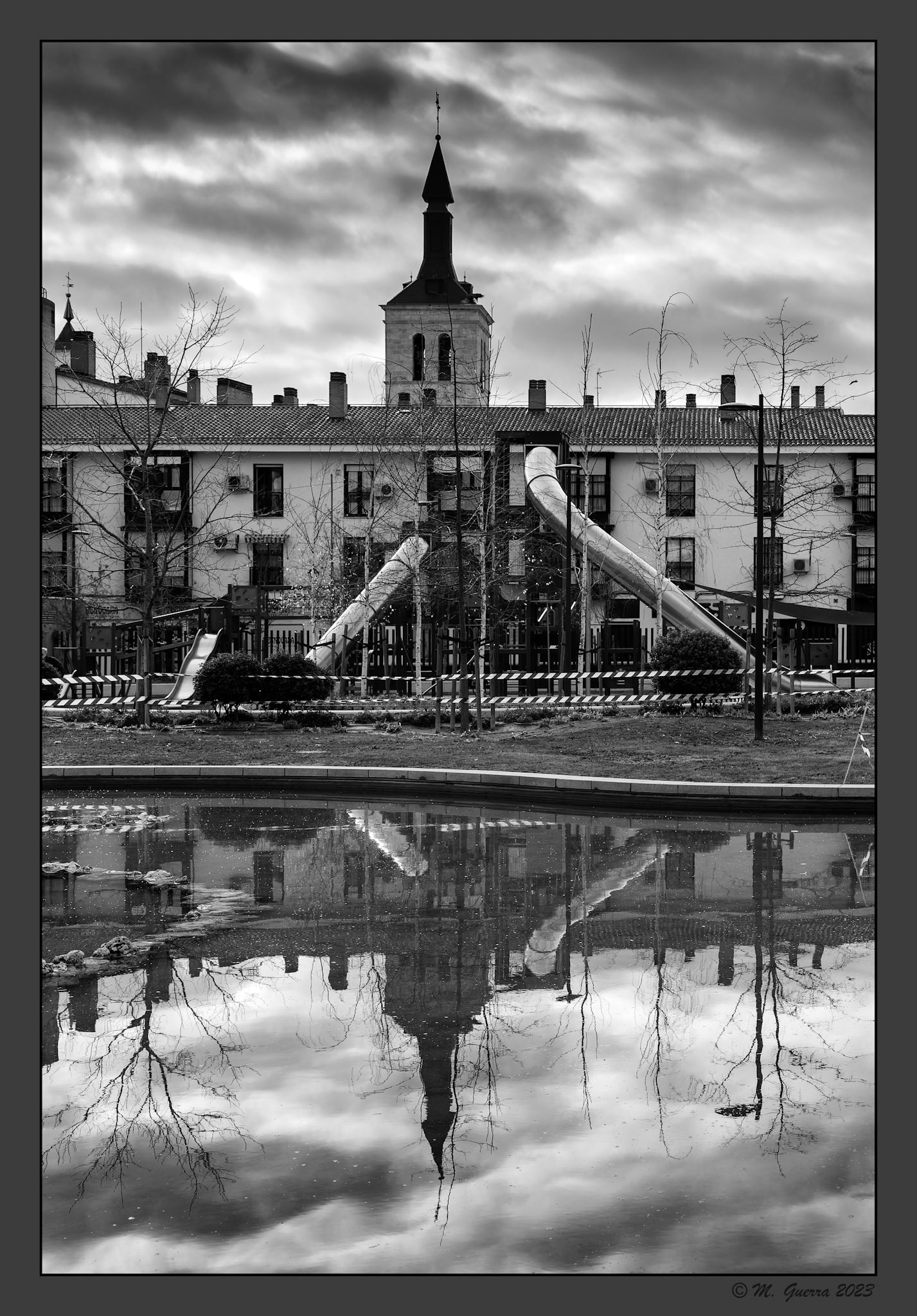 Reflejos en un estanque de un parque de Torrejón de Ardoz. 100ASA