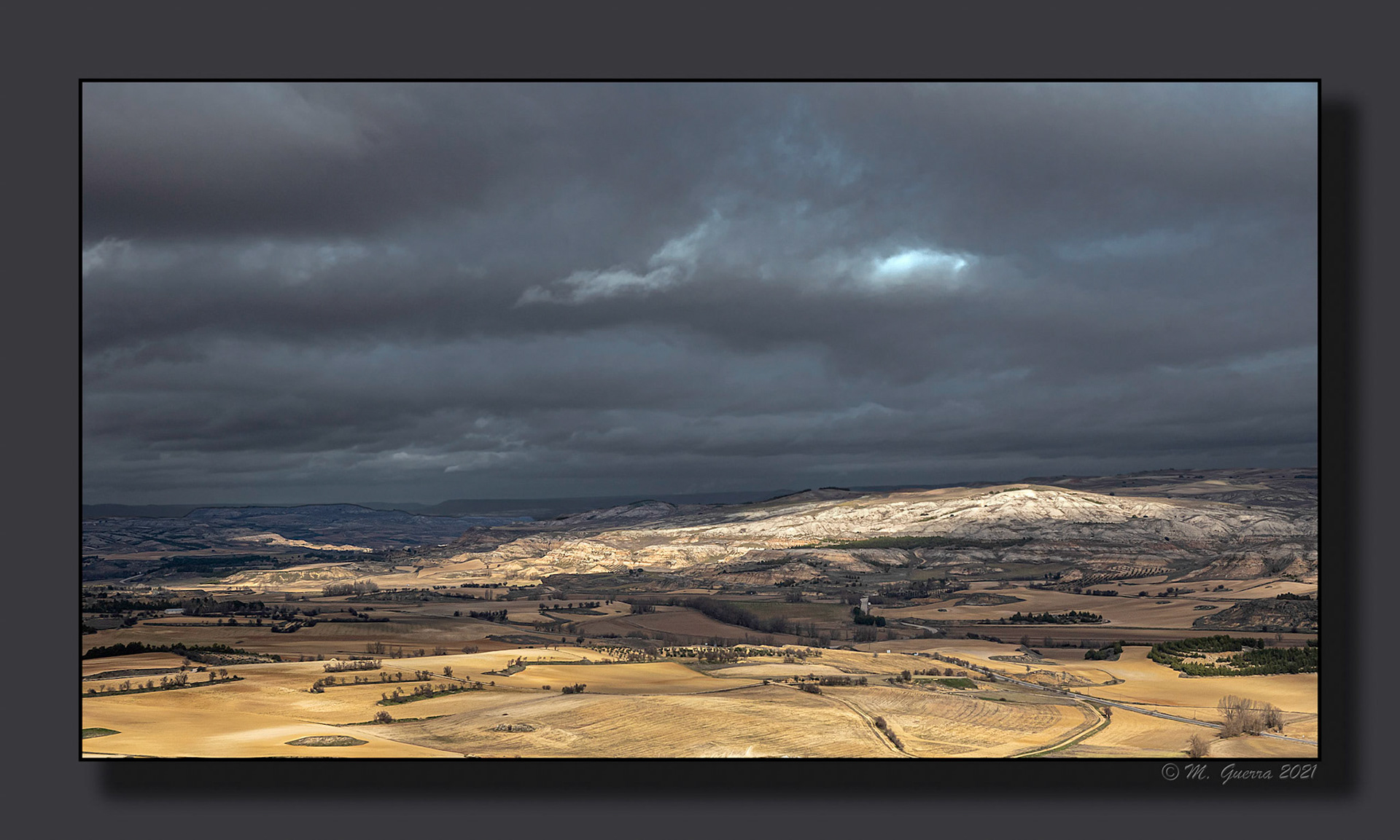 El campo con nubes y claros en Huete