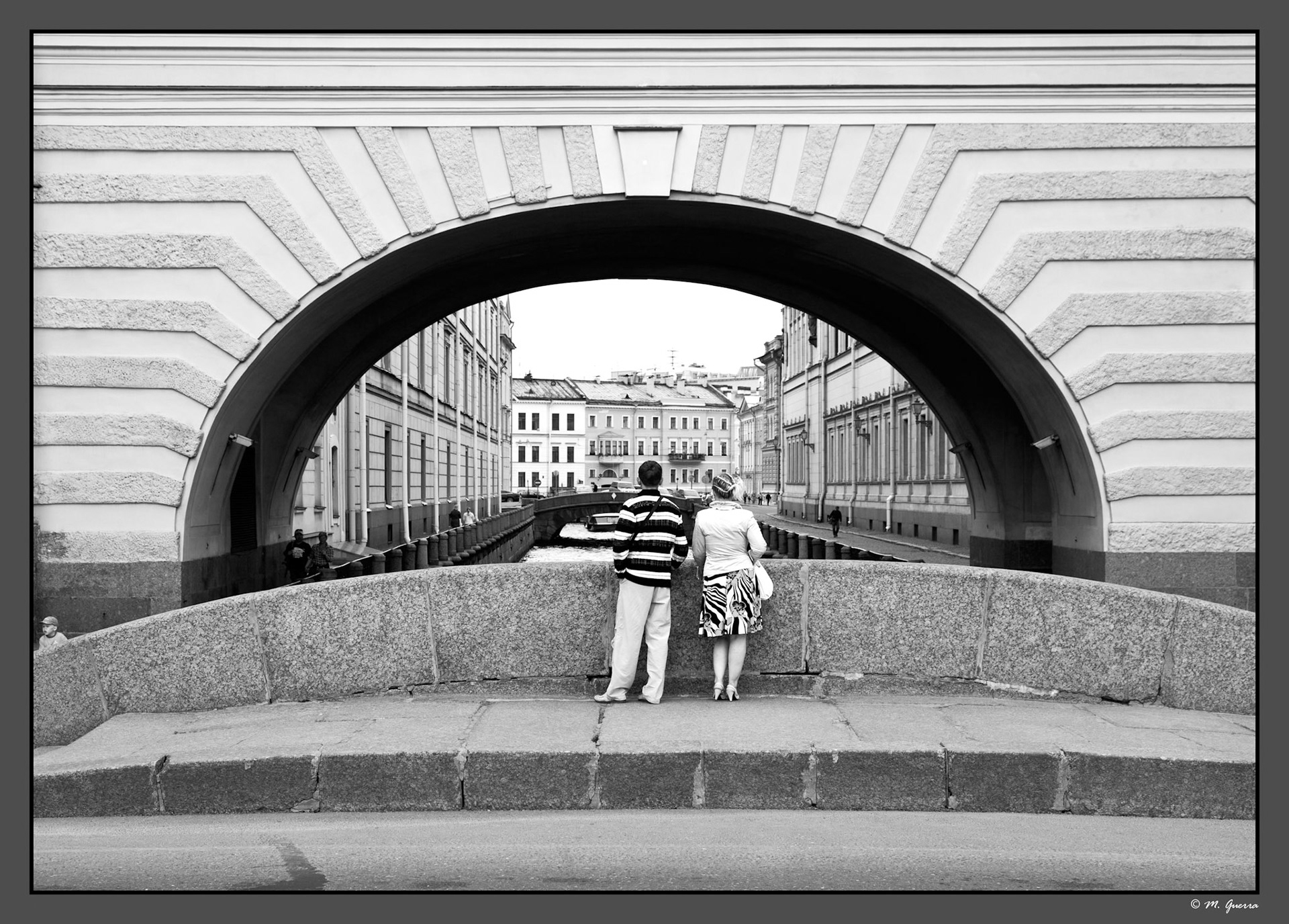 Una pareja contemplando un canal de San Petersburgo. Ampliar. 100ASA