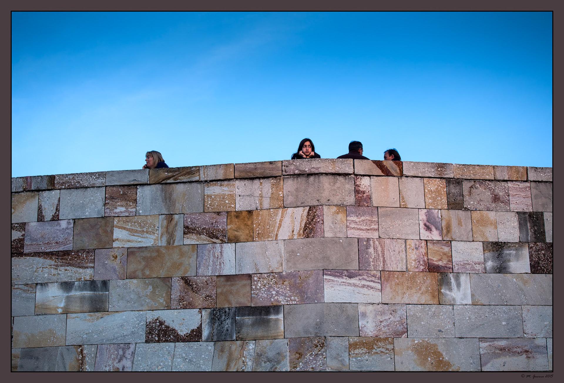 Personas sobre la muralla de Zamora. Ampliar