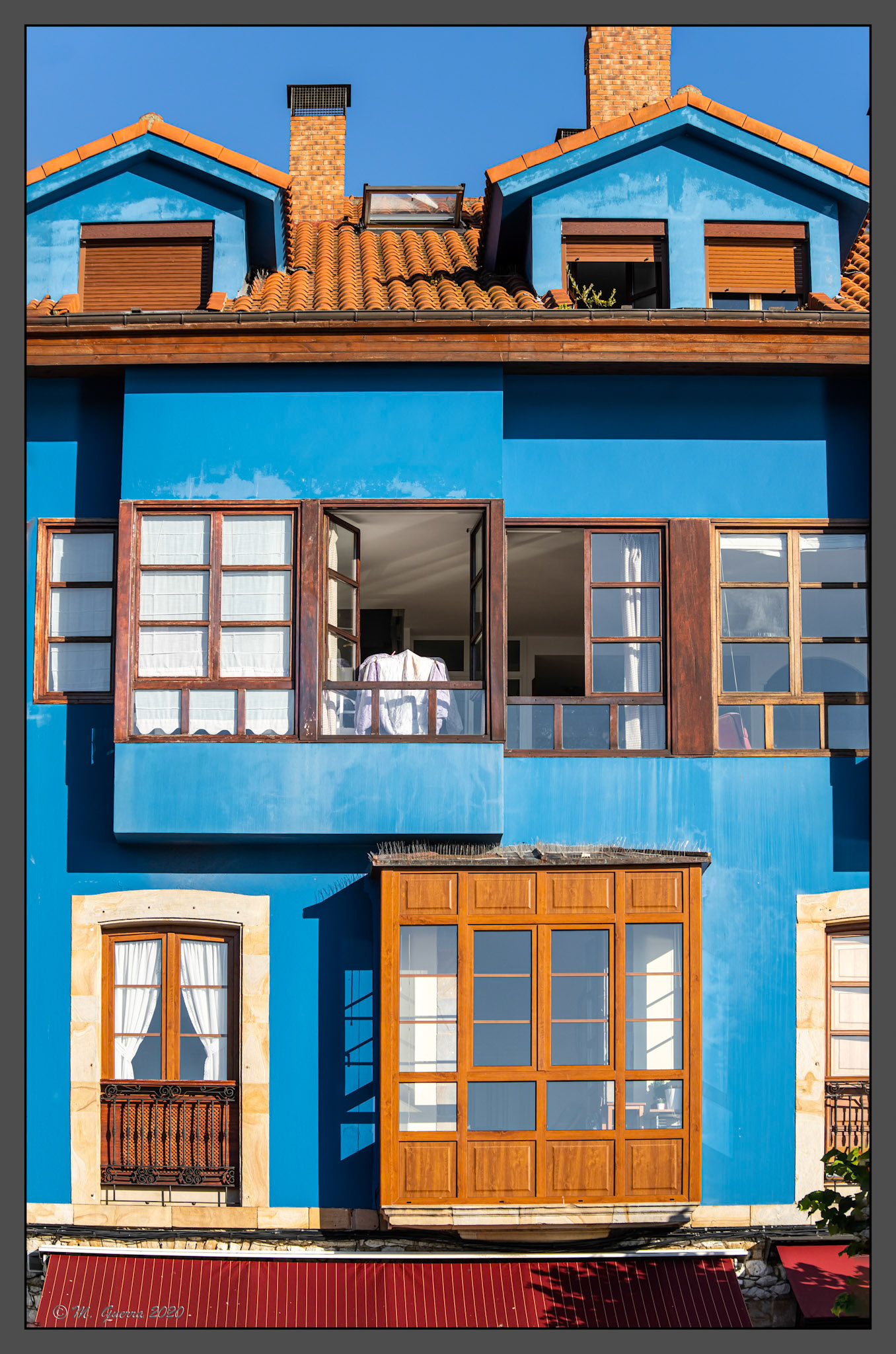 Casa azul en Ribadesella. Ampliar. 100ASA