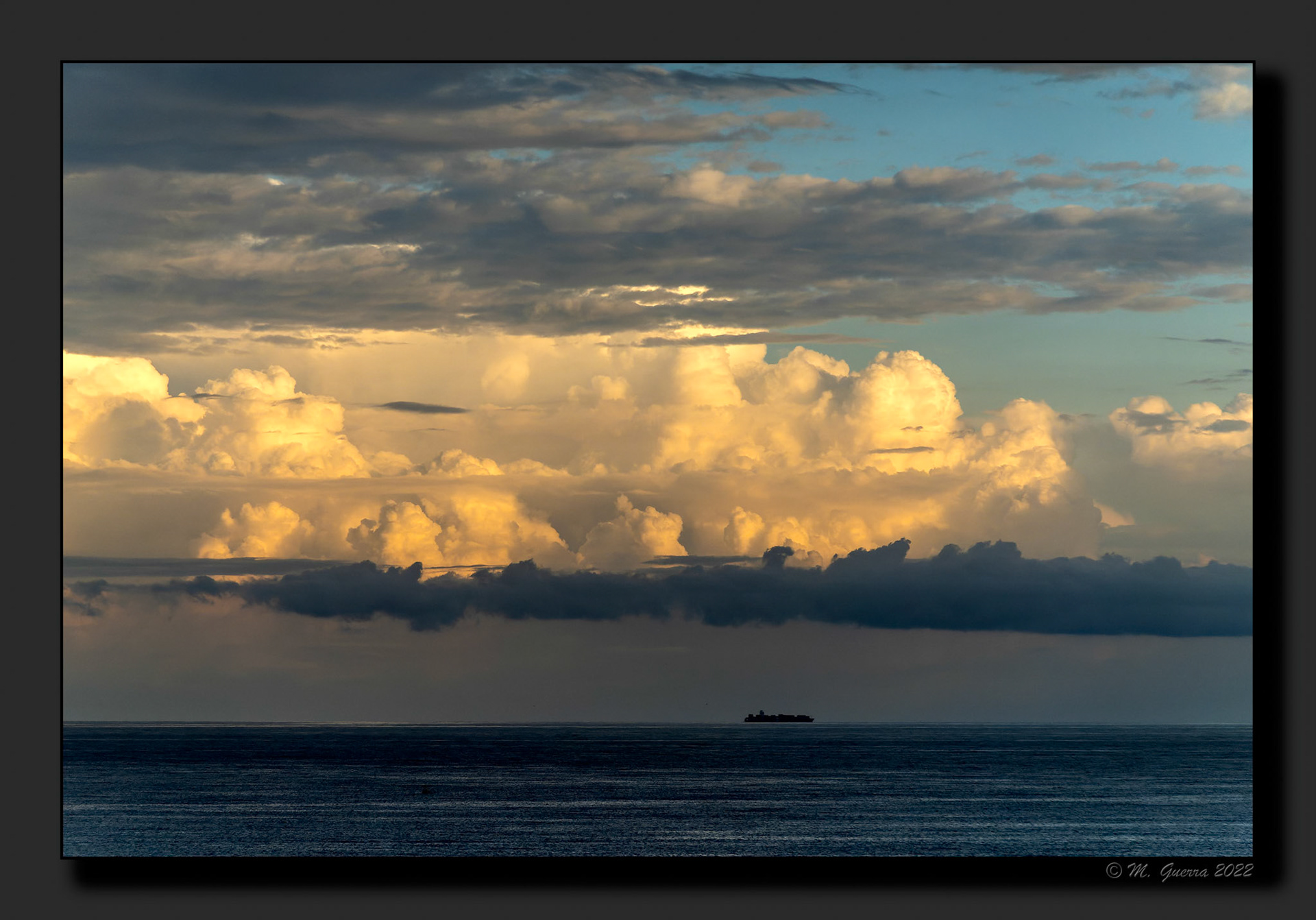 Atardecer con nubes en Calpe. Ampliar