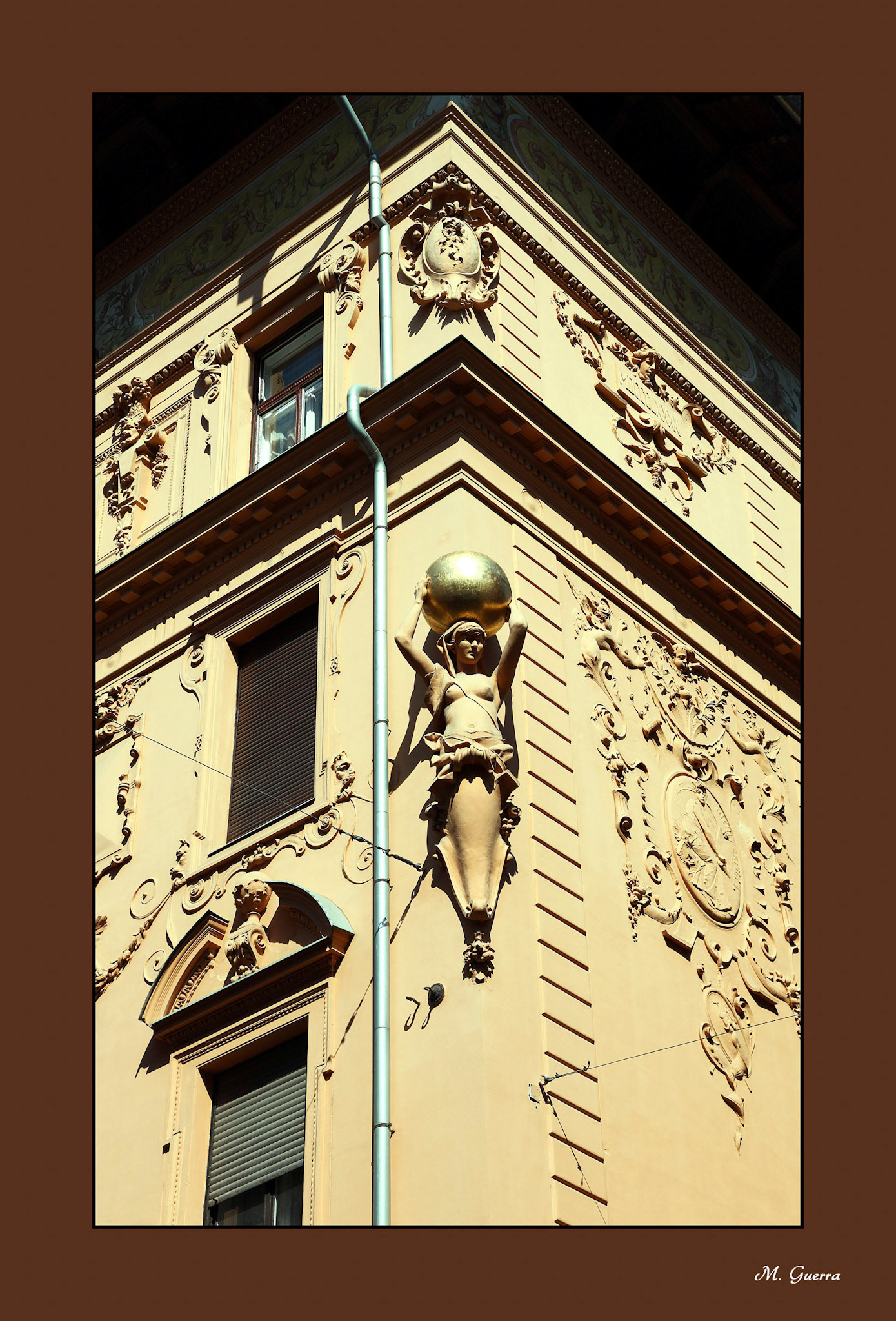 Estatua en una casa de Budapest. Ampliar