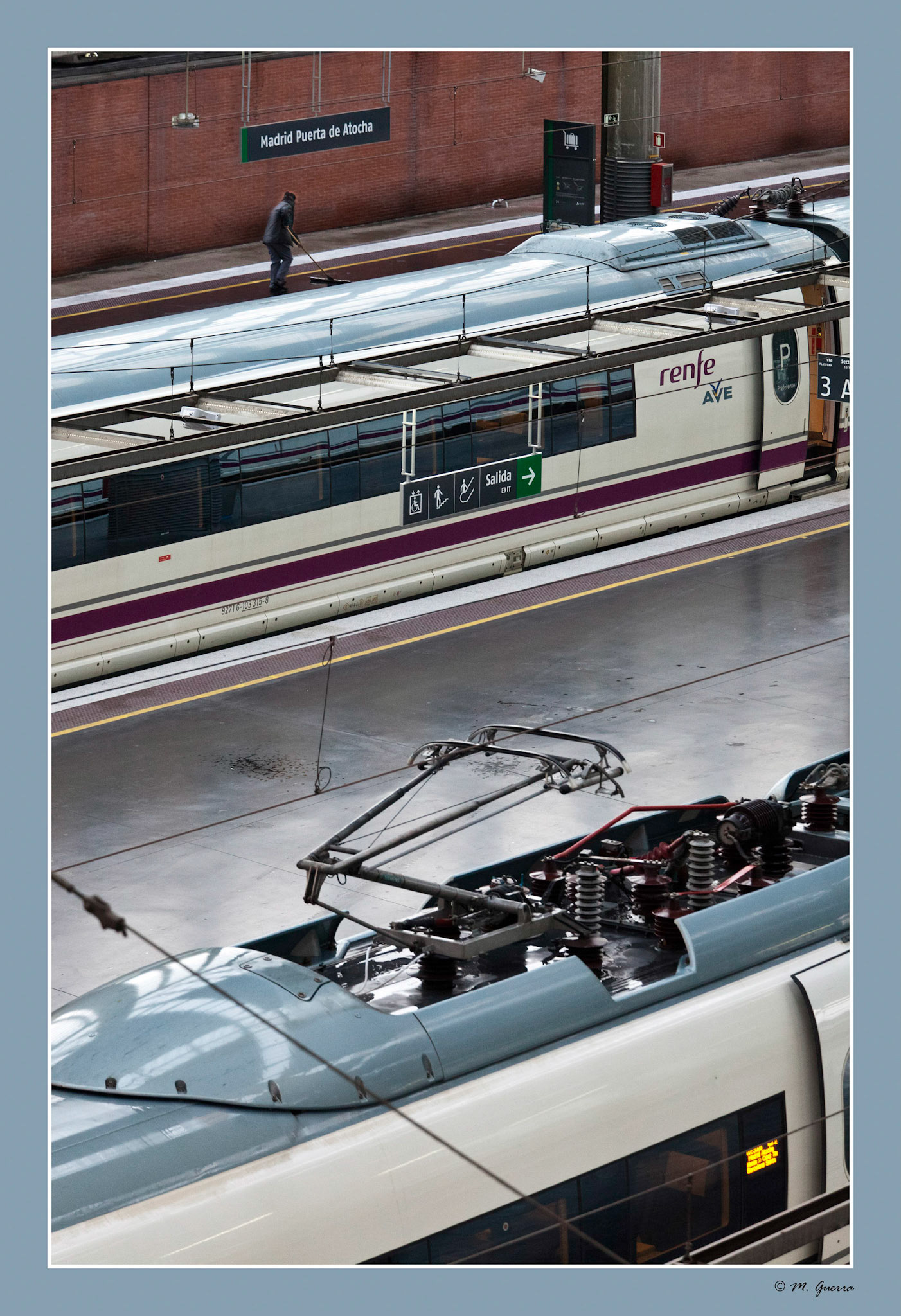 Operario barriendo en la ampliación del AVE en la estación de trenes de Atocha en Madrid. Ampliar