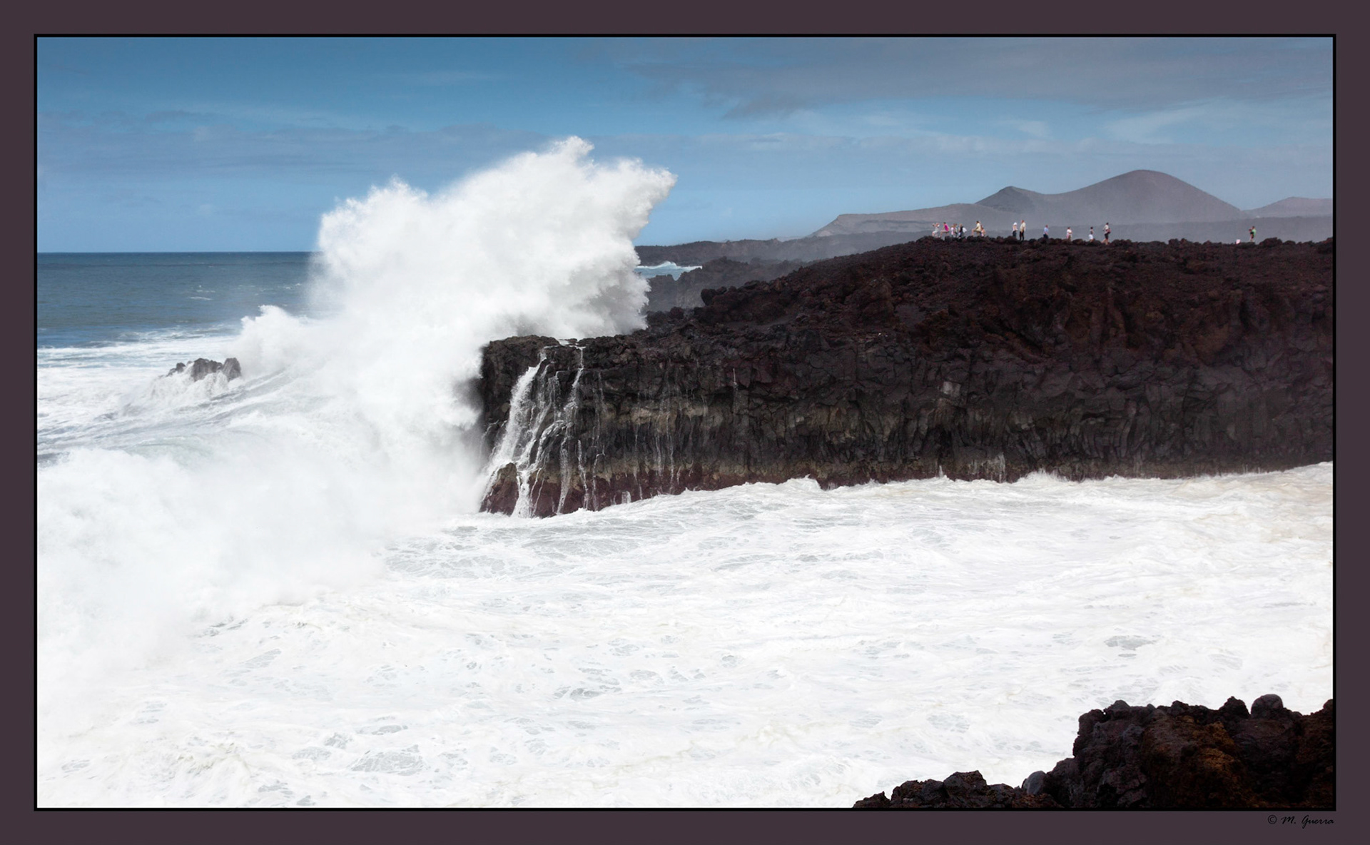 Una ola gigante casi atrapa a un grupo de turistas en Los Hervideros en Lanzarote. Ampliar
