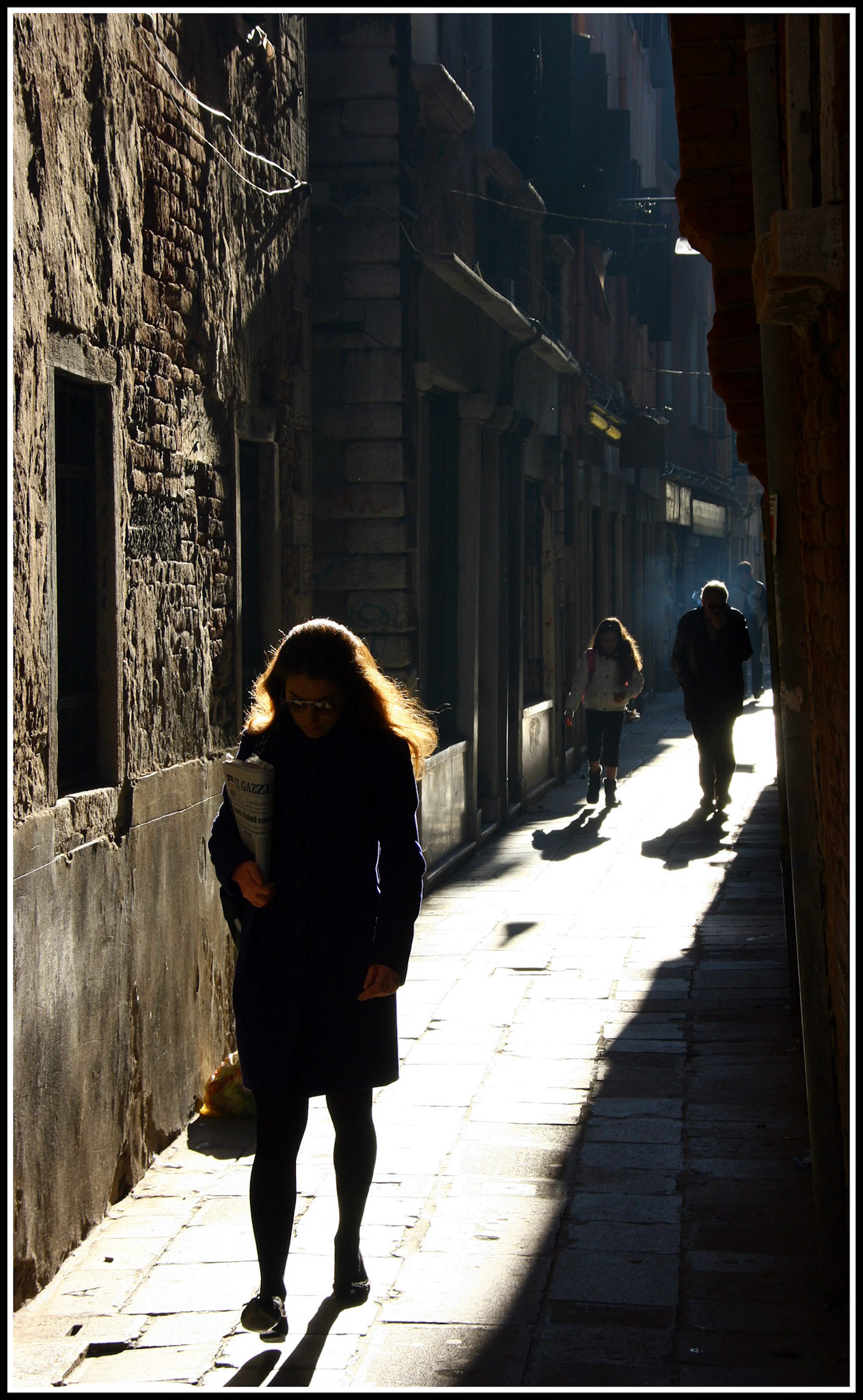 Chica paseando por un callejón en Venecia. Ampliar. 100ASA