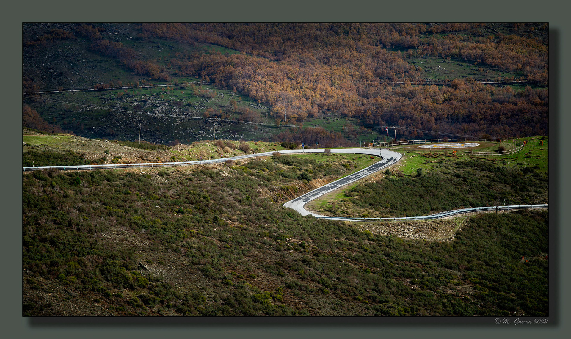 La sierra de Madrid con neblinas camino de La Hiruela