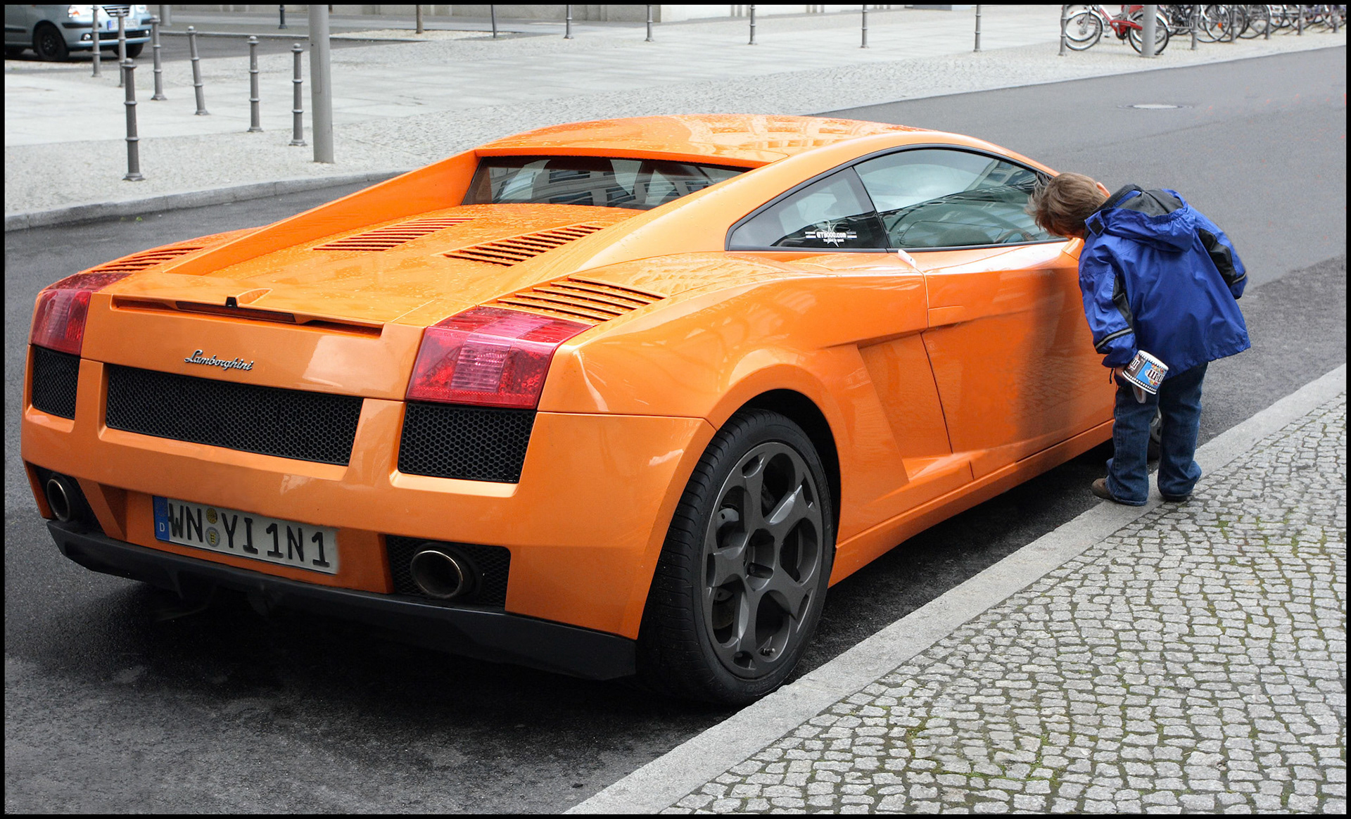 Coche Lamborghini en Berlín. Ampliar. 100ASA
