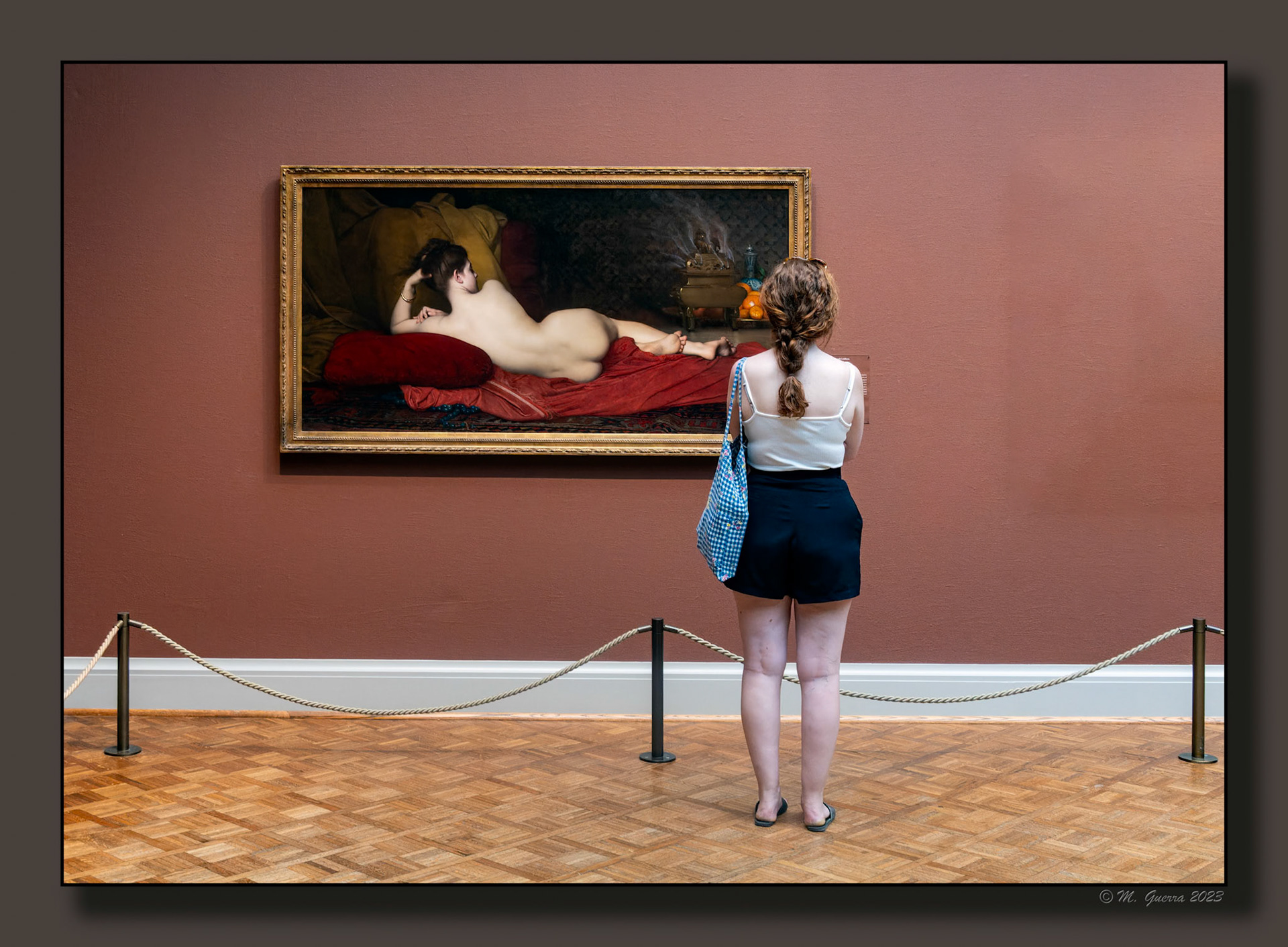 Chica mirando una Venus de espaldas en el Instituto de Arte de Chicago. 100ASA