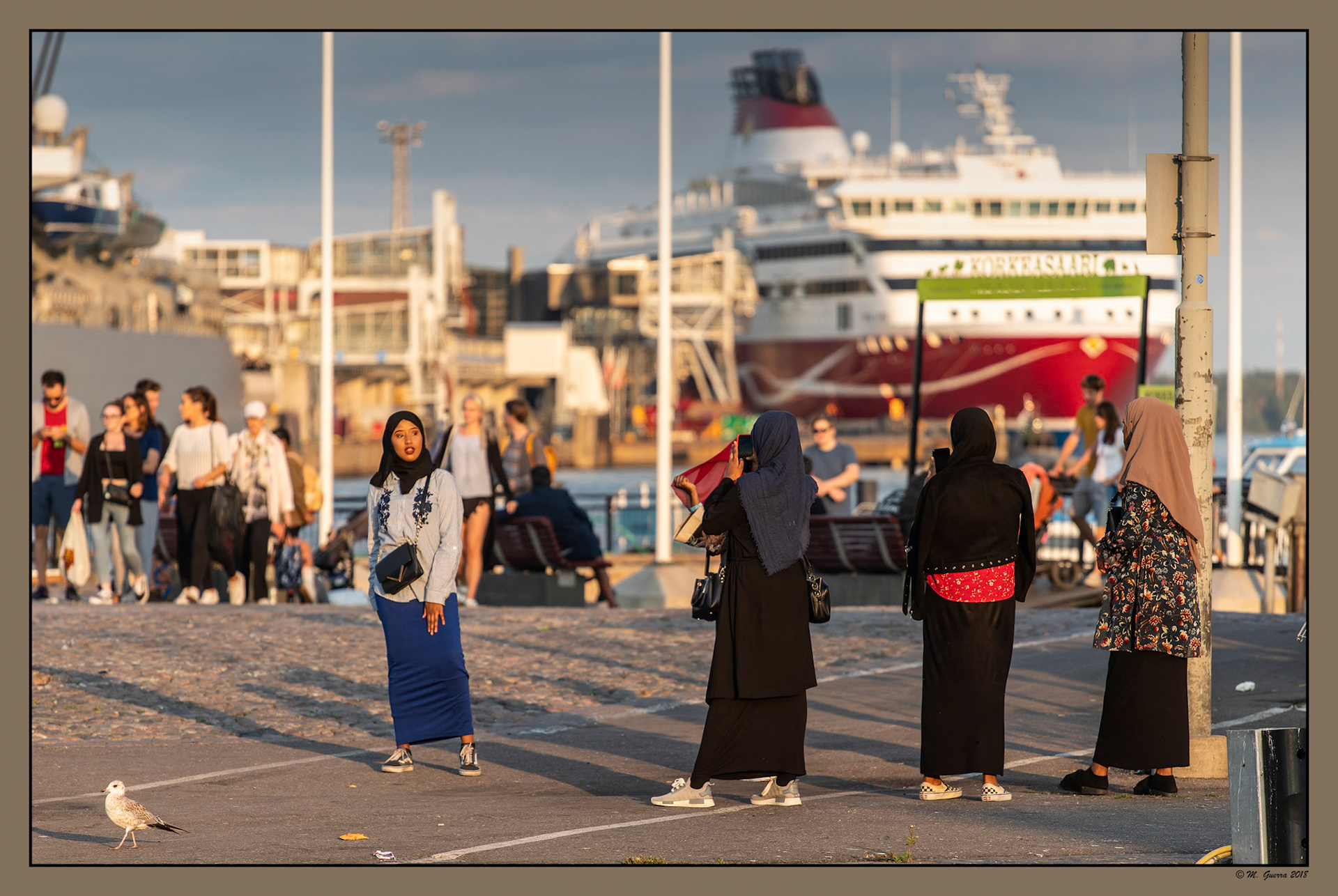 Mujeres árabes en el puerto de Helsinki. Ampliar