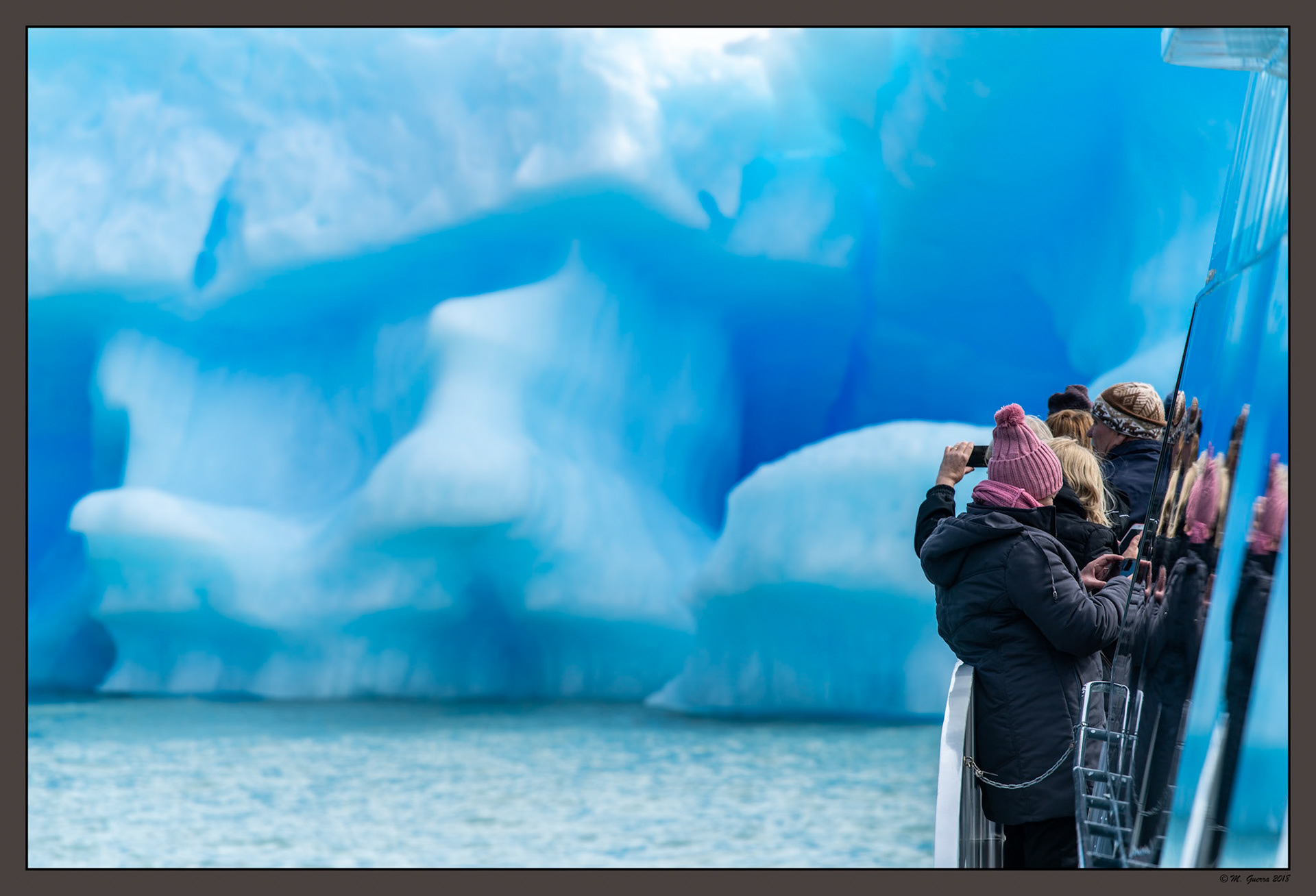 Pasajeros del barco y Témpanos de hielo en el lago argentino. Ampliar. 100ASA