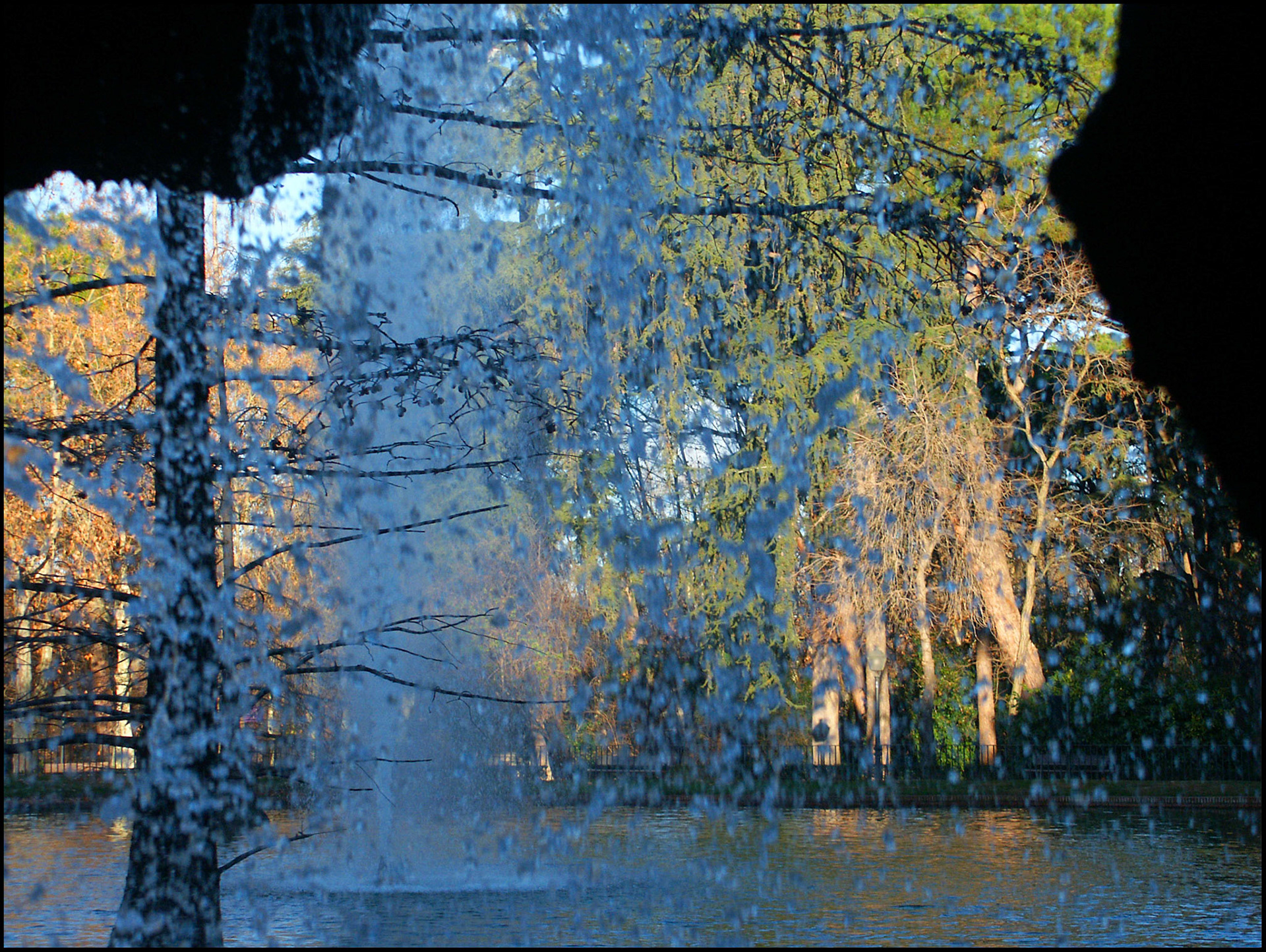 Cascada en el parque de el Retiro de Madrid. Ampliar