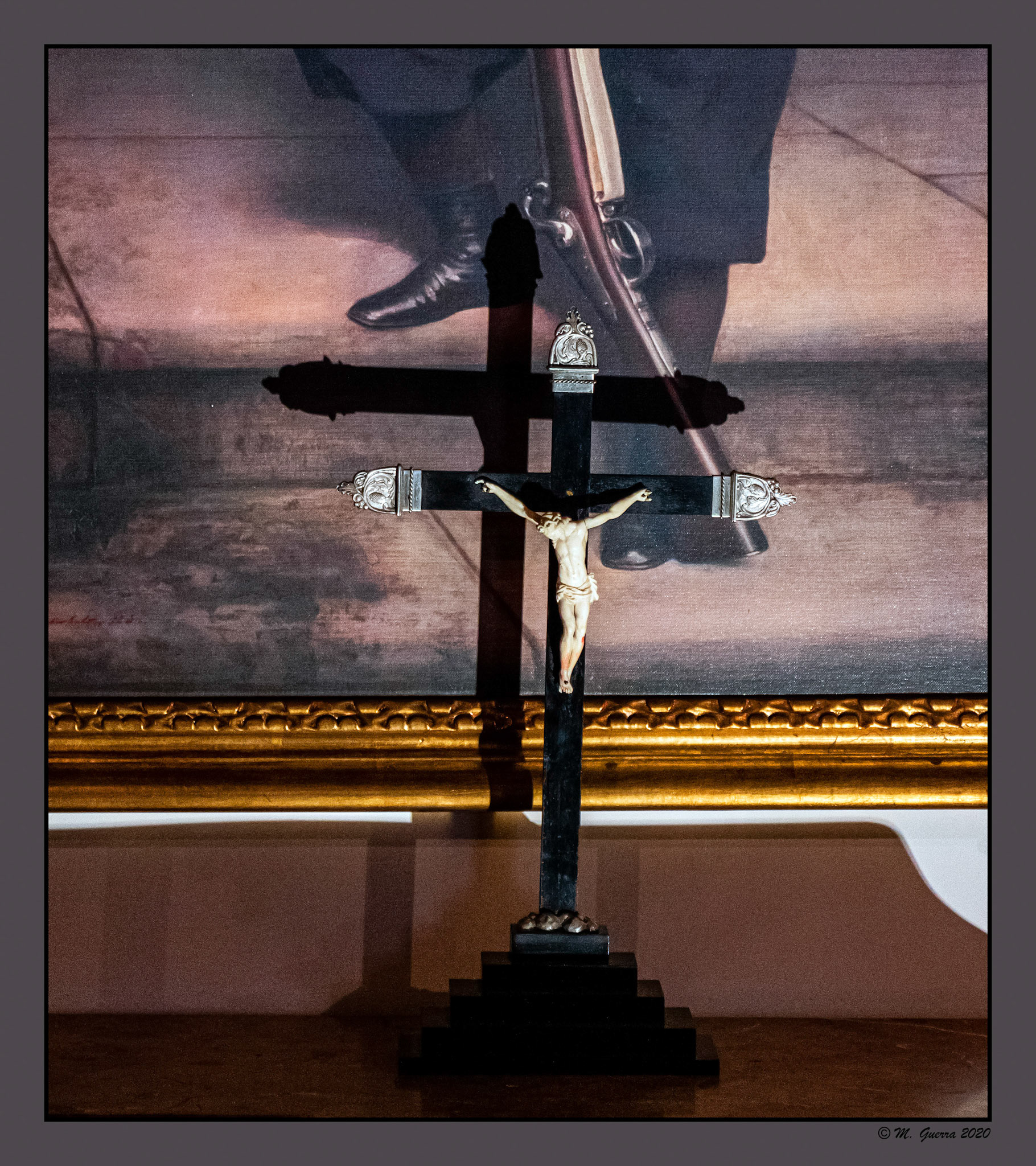 Cuadro con crucifijo en el castillo de Belmonte. Ampliar