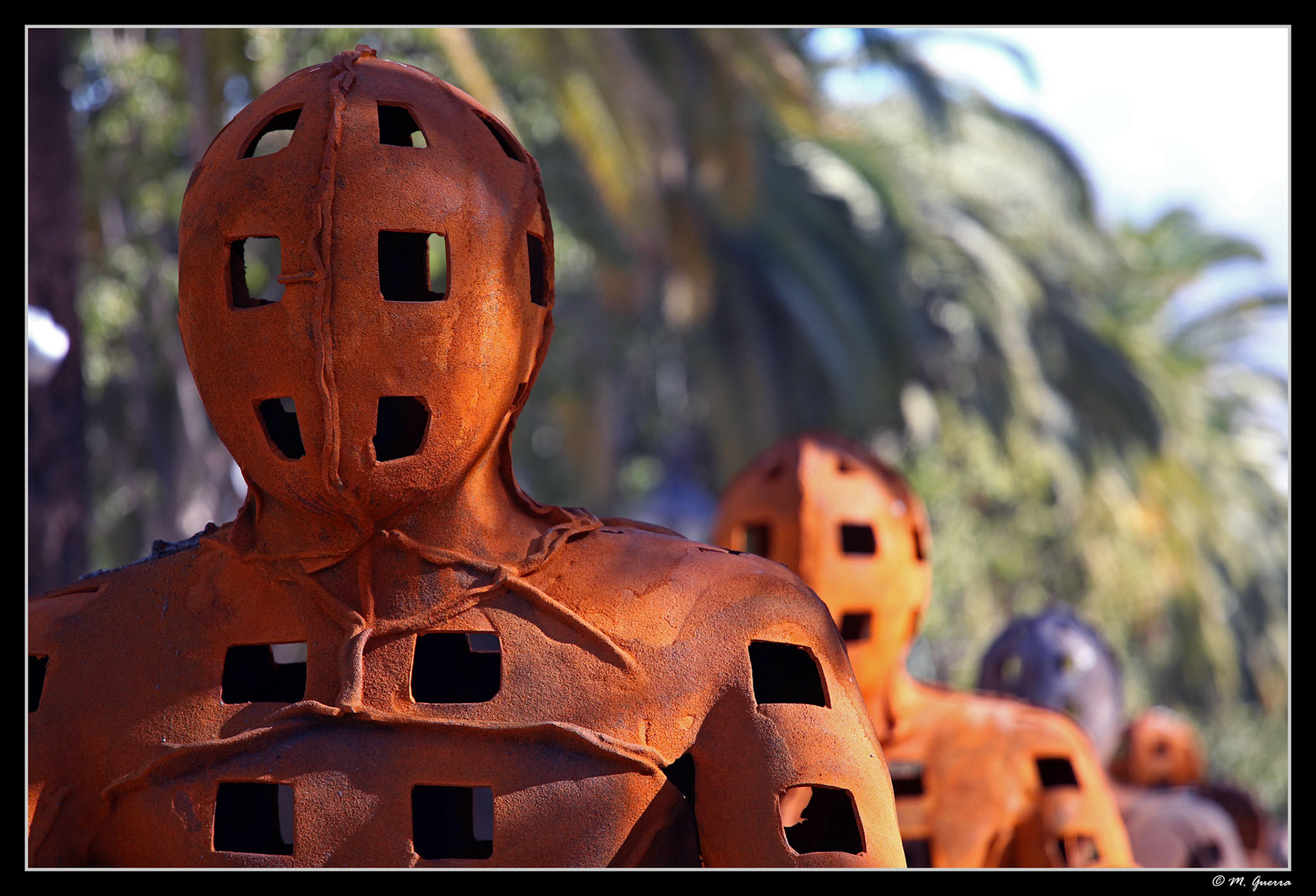Los guardianes de hierro de Xabier Mascaró en Málaga. Ampliar. Esculturas