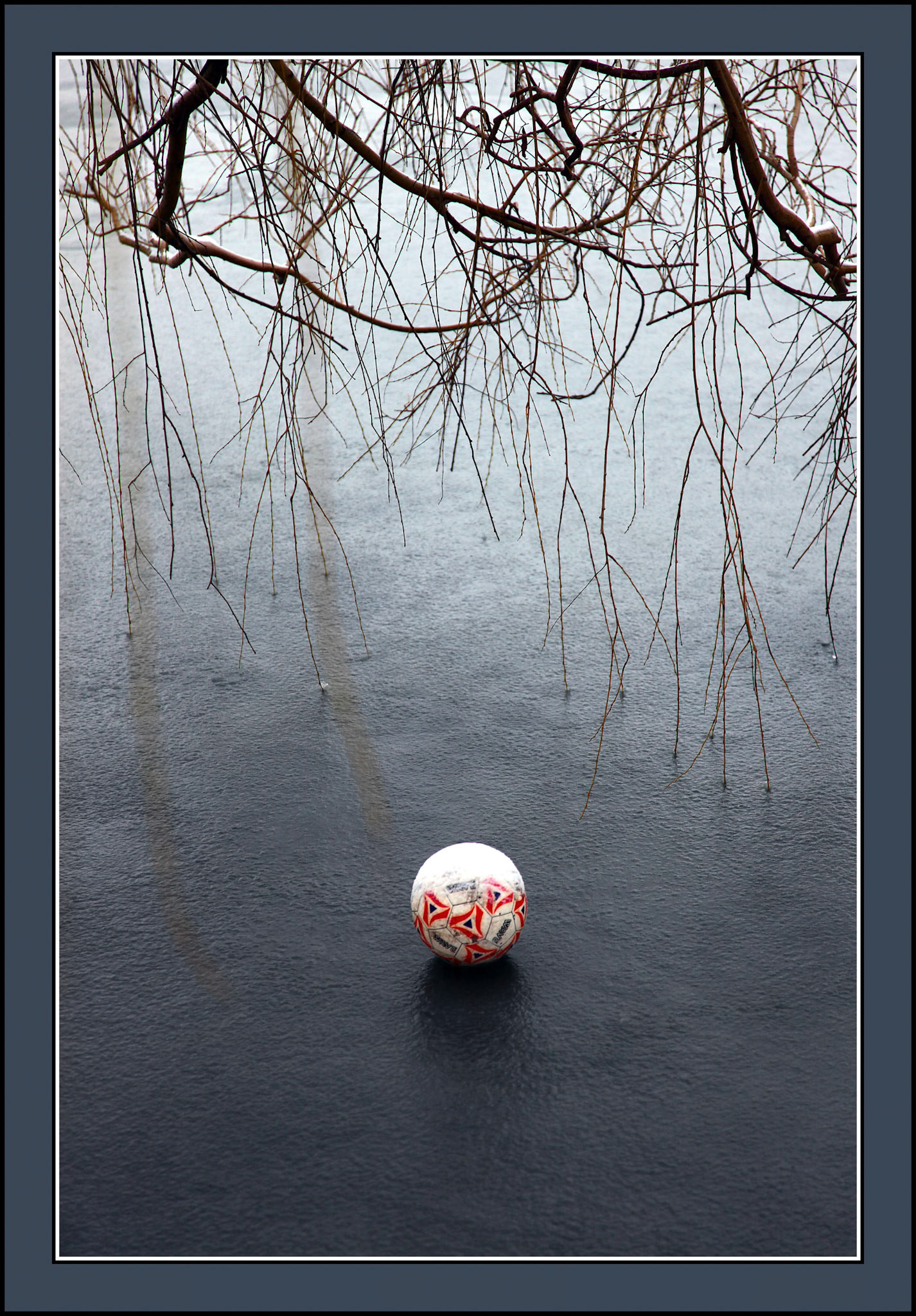 Balón sobre un canal helado en Copenhague. Ampliar. 100ASA
