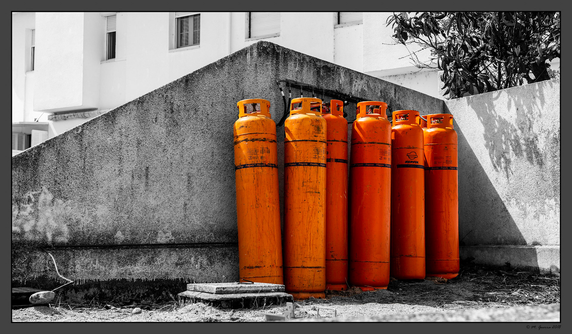 Bombonas de gas en Fuentidueña de Tajo. Ampliar