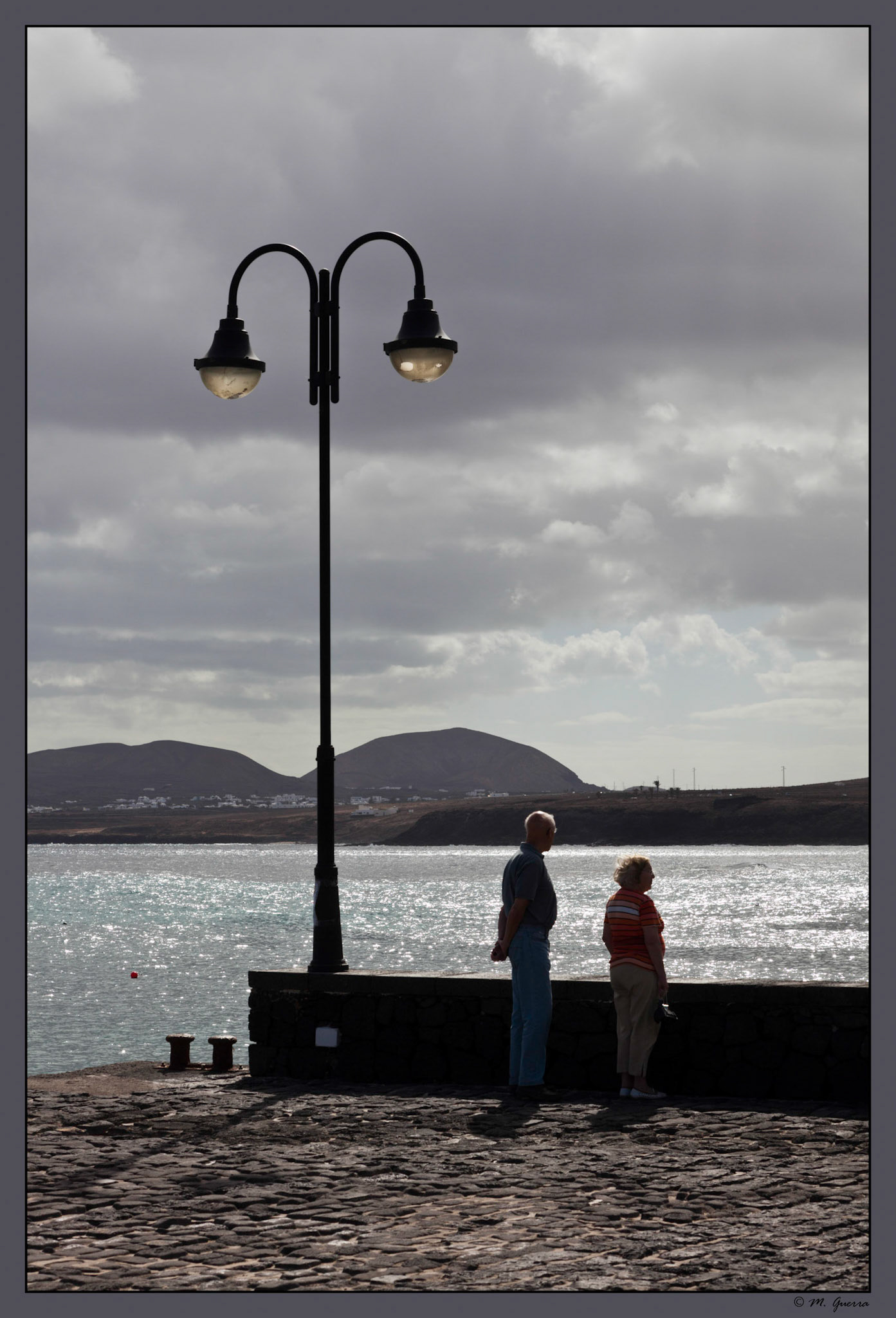 Pareja de ancianos en El pueblo de Arrieta en Lanzarote. Ampliar