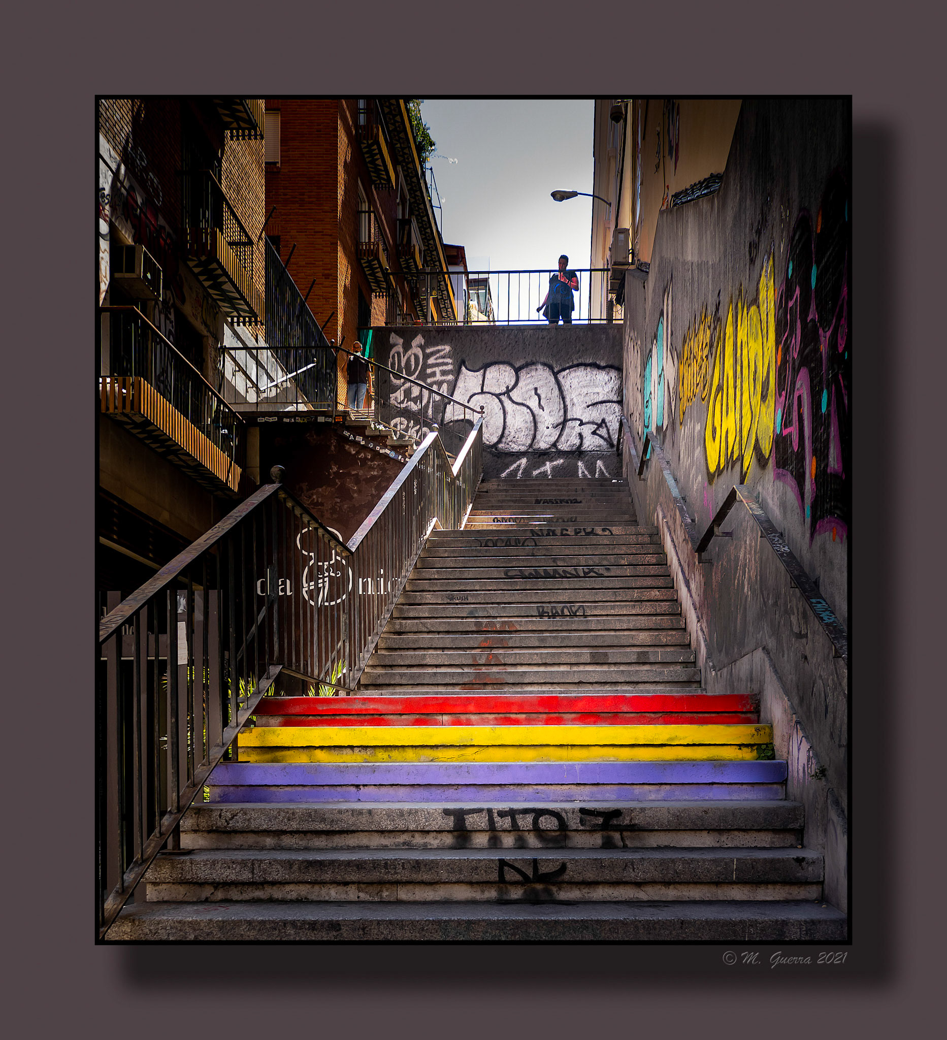 Escalera con bandera LGTBI