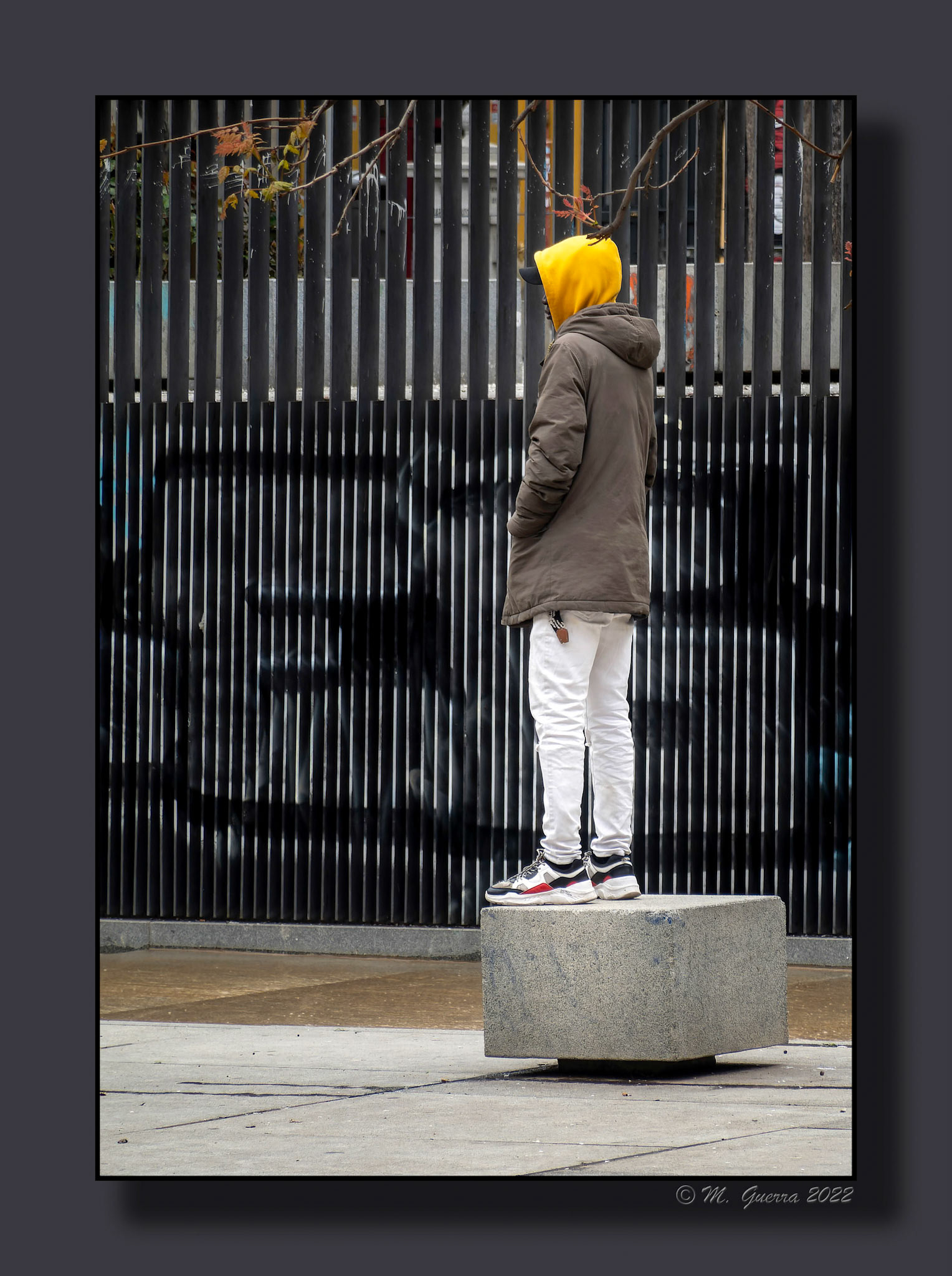 Negro encima de un banco de piedra