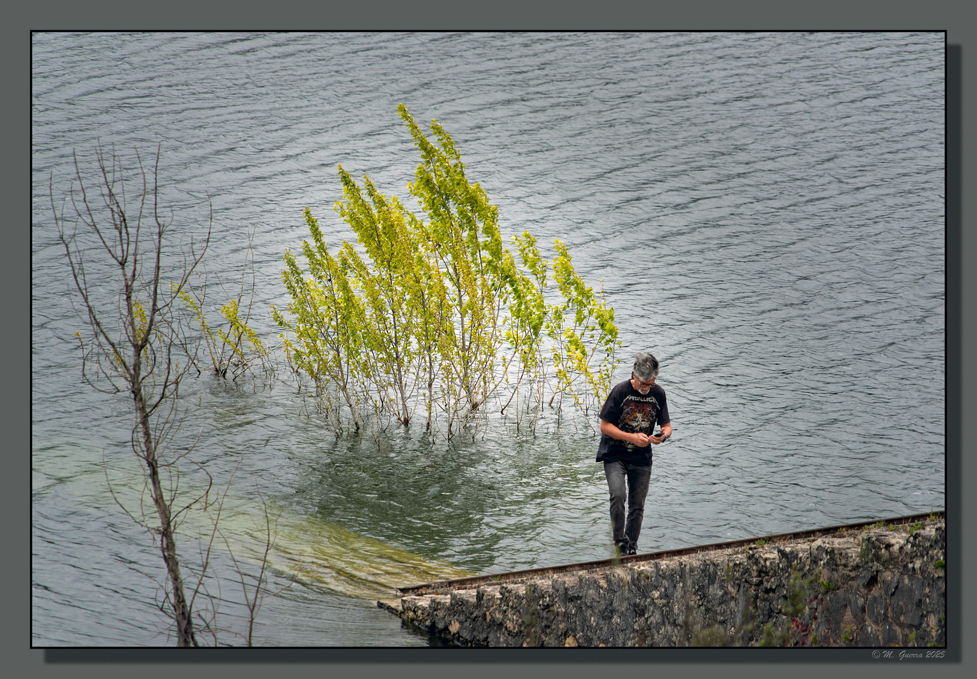 Hombre en una rampa en el embalse de Entrepeñas