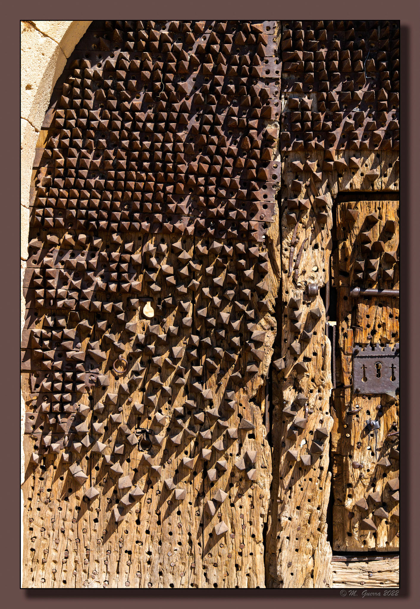 Puerta original reforzada con clavos de hierro del castillo de Pedraza