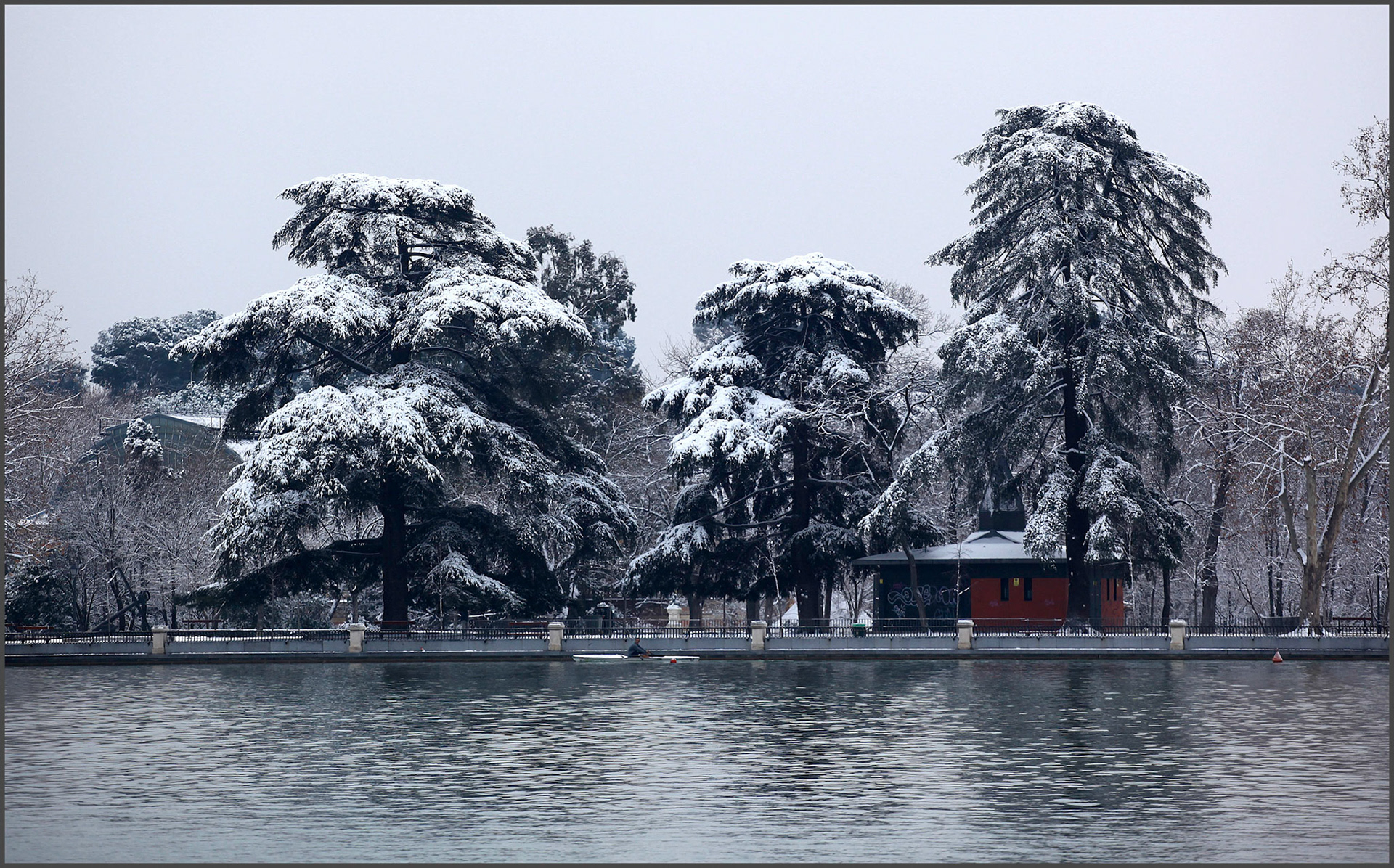 El estanque de El parque del Retiro de Madrid con nieve. Ampliar. Shutterstock posible. iStock posible