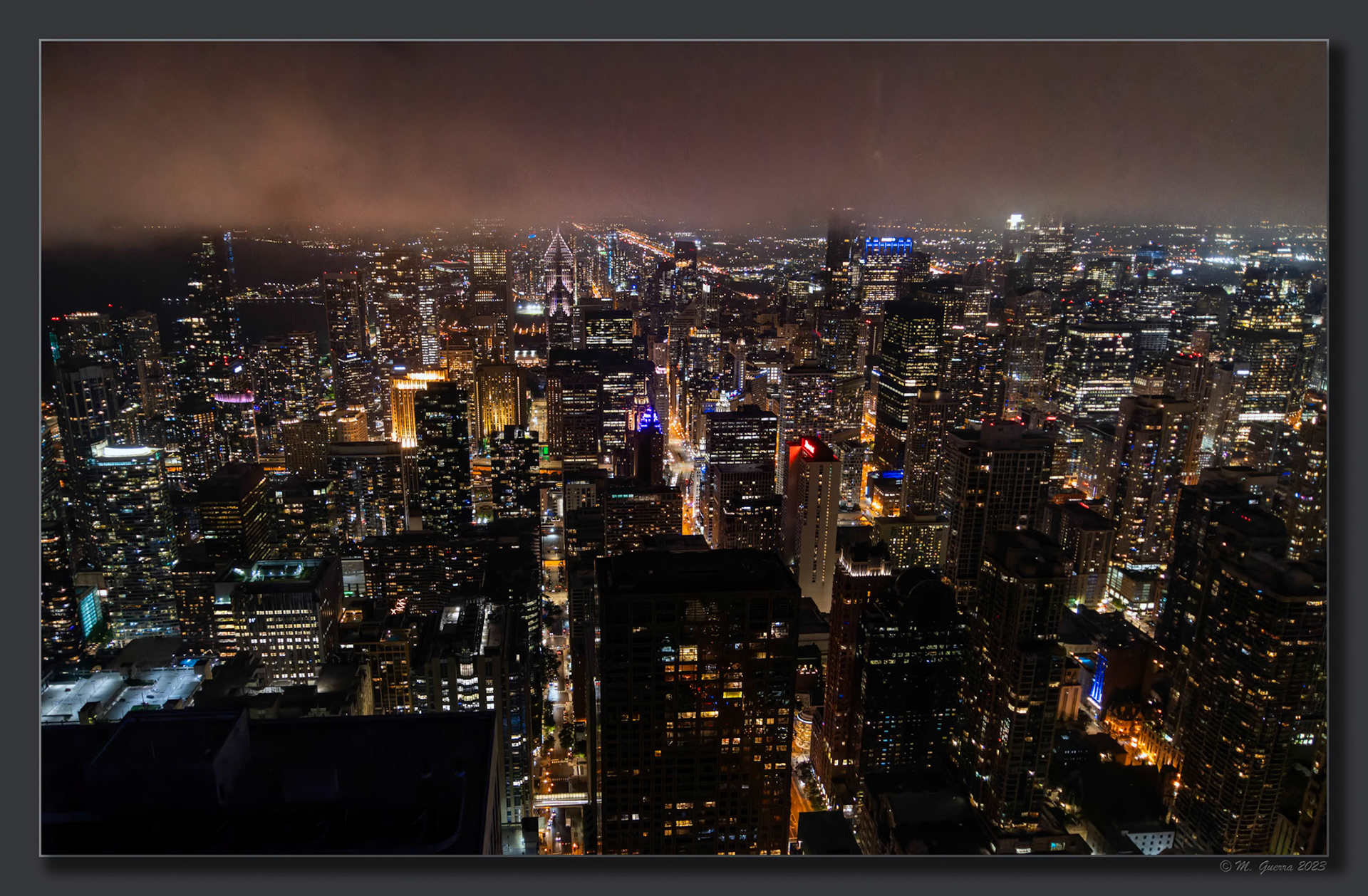 Chicago iluminado de noche desde la Torre Hancock. 100ASA