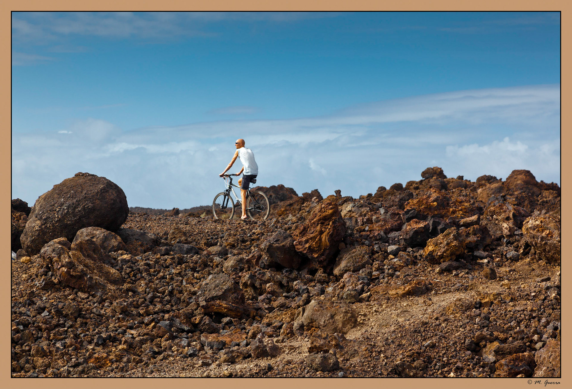 Un ciclista en Las Salinas del Janubio en Lanzarote. Ampliar