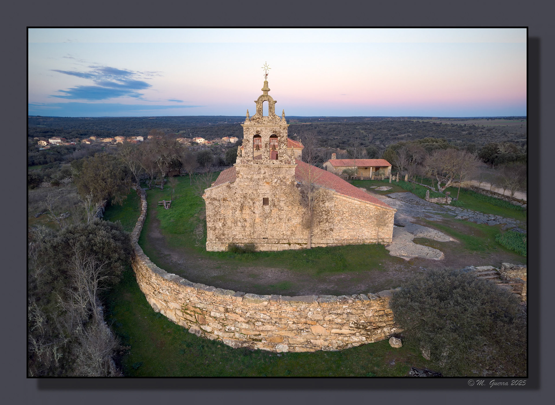 La ermita del castillo desde el dron